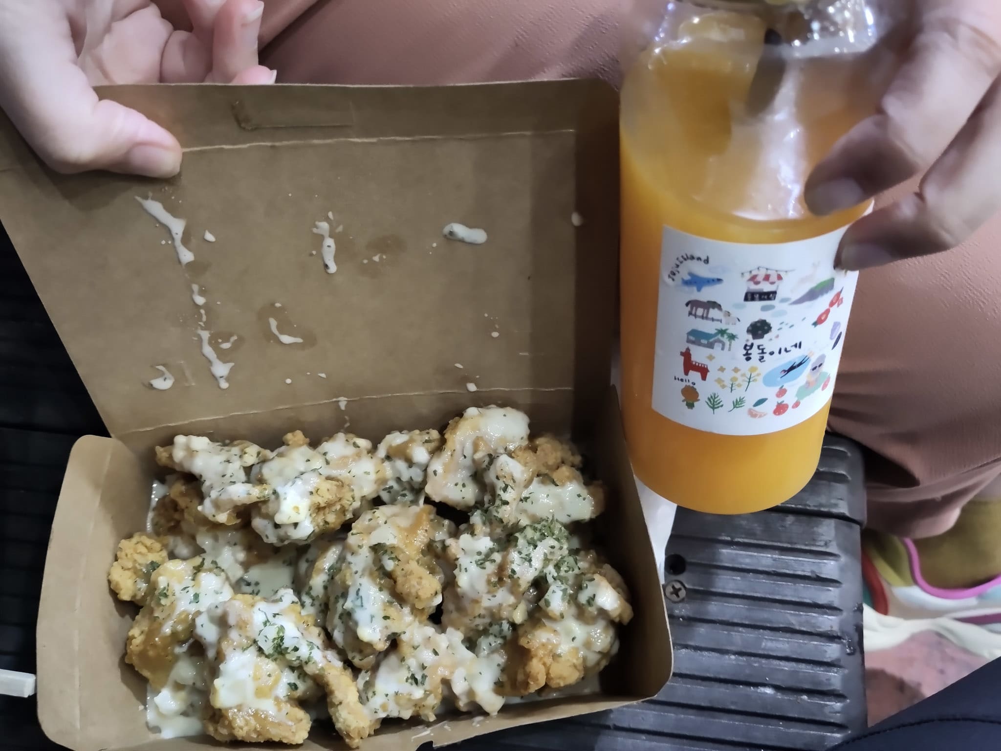 {"caption":[{"type":"text","text":{"content":"La photo ne lui rend pas hommage, c’est un des meilleurs poulets d’un pays qui en propose des délicieux","link":null},"annotations":{"bold":false,"italic":false,"strikethrough":false,"underline":false,"code":false,"color":"default"},"plain_text":"La photo ne lui rend pas hommage, c’est un des meilleurs poulets d’un pays qui en propose des délicieux","href":null}],"type":"external","external":{"url":"https://res.cloudinary.com/dttkrq9dl/image/upload/v1705041566/27-IMG_20231008_203605_sic4iz.jpg"}}