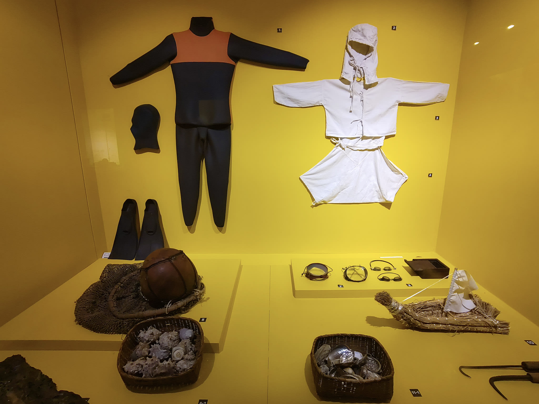 {"caption":[{"type":"text","text":{"content":"L’équipement traditionnel des Haenyeo s’est modernisé avec le temps","link":null},"annotations":{"bold":false,"italic":false,"strikethrough":false,"underline":false,"code":false,"color":"default"},"plain_text":"L’équipement traditionnel des Haenyeo s’est modernisé avec le temps","href":null}],"type":"external","external":{"url":"https://res.cloudinary.com/dttkrq9dl/image/upload/v1705041566/43-IMG_20231008_153150_hzjvkx.jpg"}}