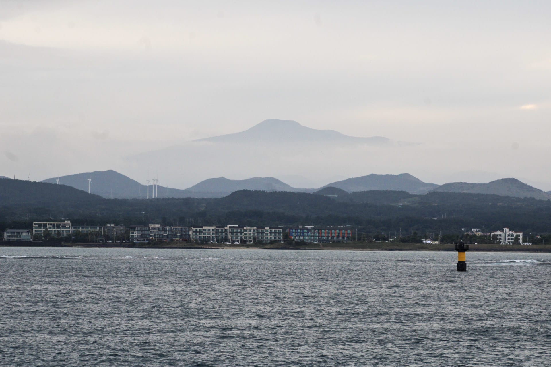 {"caption":[{"type":"text","text":{"content":"On peut l’apercevoir à différents endroits sur Jeju","link":null},"annotations":{"bold":false,"italic":false,"strikethrough":false,"underline":false,"code":false,"color":"default"},"plain_text":"On peut l’apercevoir à différents endroits sur Jeju","href":null}],"type":"external","external":{"url":"https://res.cloudinary.com/dttkrq9dl/image/upload/v1705041570/4-20231009171443_IMG_1500_vlp4l3.jpg"}}