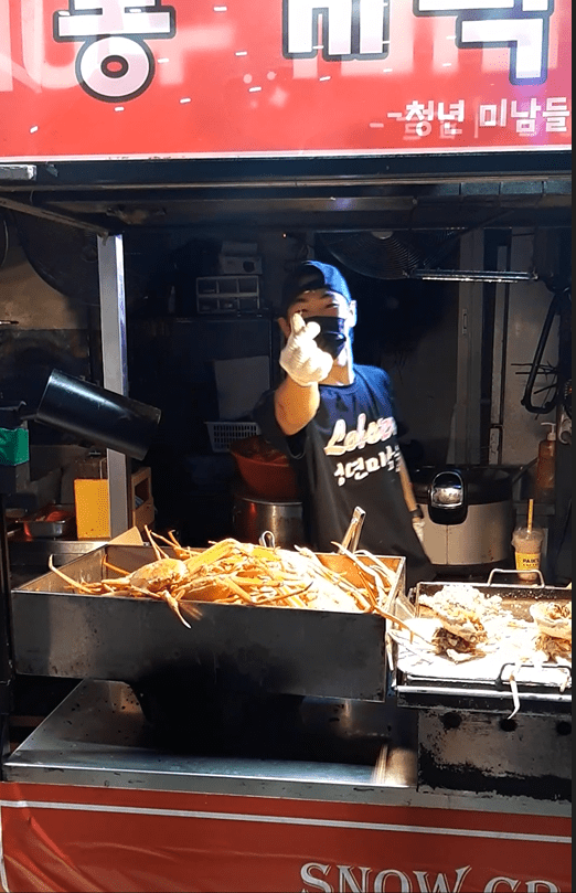 {"caption":[{"type":"text","text":{"content":"La vidéo est sur instagram, les danseurs-serveurs se donnent à fond","link":null},"annotations":{"bold":false,"italic":false,"strikethrough":false,"underline":false,"code":false,"color":"default"},"plain_text":"La vidéo est sur instagram, les danseurs-serveurs se donnent à fond","href":null}],"type":"external","external":{"url":"https://res.cloudinary.com/dttkrq9dl/image/upload/v1705542643/lobster_dancer_z8urf8.png"}}