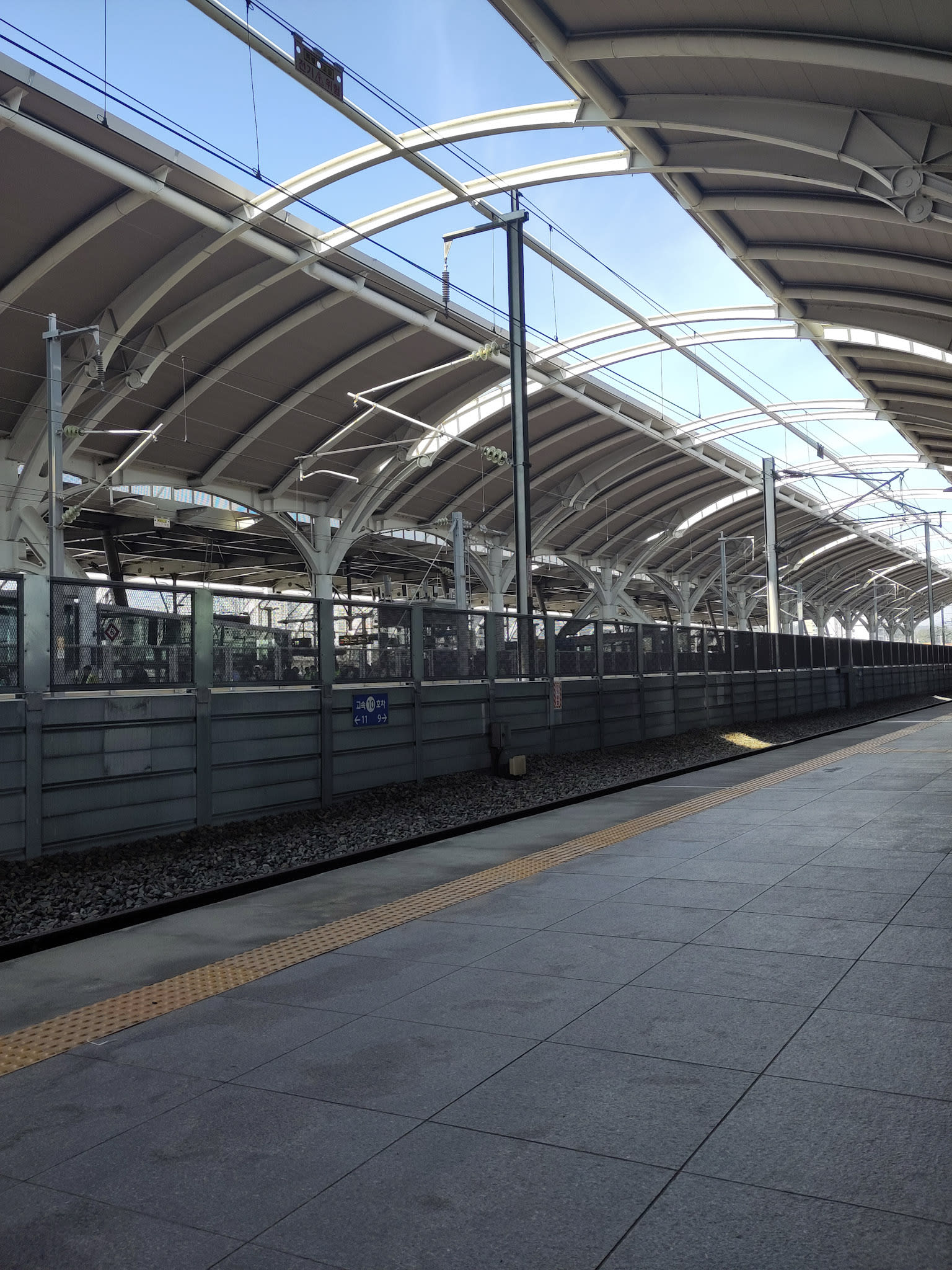 {"caption":[{"type":"text","text":{"content":"On a surtout expérimenté les bus pendant ce séjour, mais les trains coréens ont l’air efficace et confortables","link":null},"annotations":{"bold":false,"italic":false,"strikethrough":false,"underline":false,"code":false,"color":"default"},"plain_text":"On a surtout expérimenté les bus pendant ce séjour, mais les trains coréens ont l’air efficace et confortables","href":null}],"type":"external","external":{"url":"https://res.cloudinary.com/dttkrq9dl/image/upload/v1706781357/12-IMG_20231012_101931_rofwsr.jpg"}}