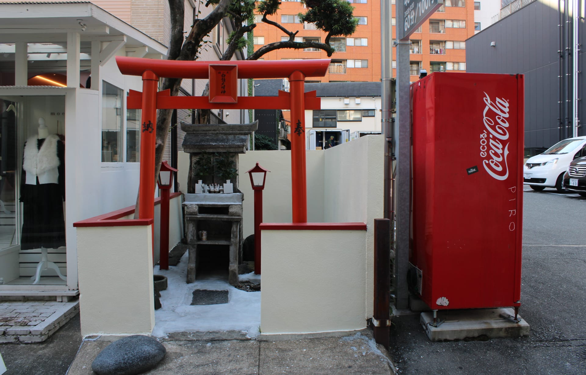 {"caption":[{"type":"text","text":{"content":"Distributeurs et sanctuaires parsèment les rues et les bâtiments","link":null},"annotations":{"bold":false,"italic":false,"strikethrough":false,"underline":false,"code":false,"color":"default"},"plain_text":"Distributeurs et sanctuaires parsèment les rues et les bâtiments","href":null}],"type":"external","external":{"url":"https://res.cloudinary.com/dttkrq9dl/image/upload/v1709946714/20231013151611_IMG_1631_buxw2m.jpg"}}