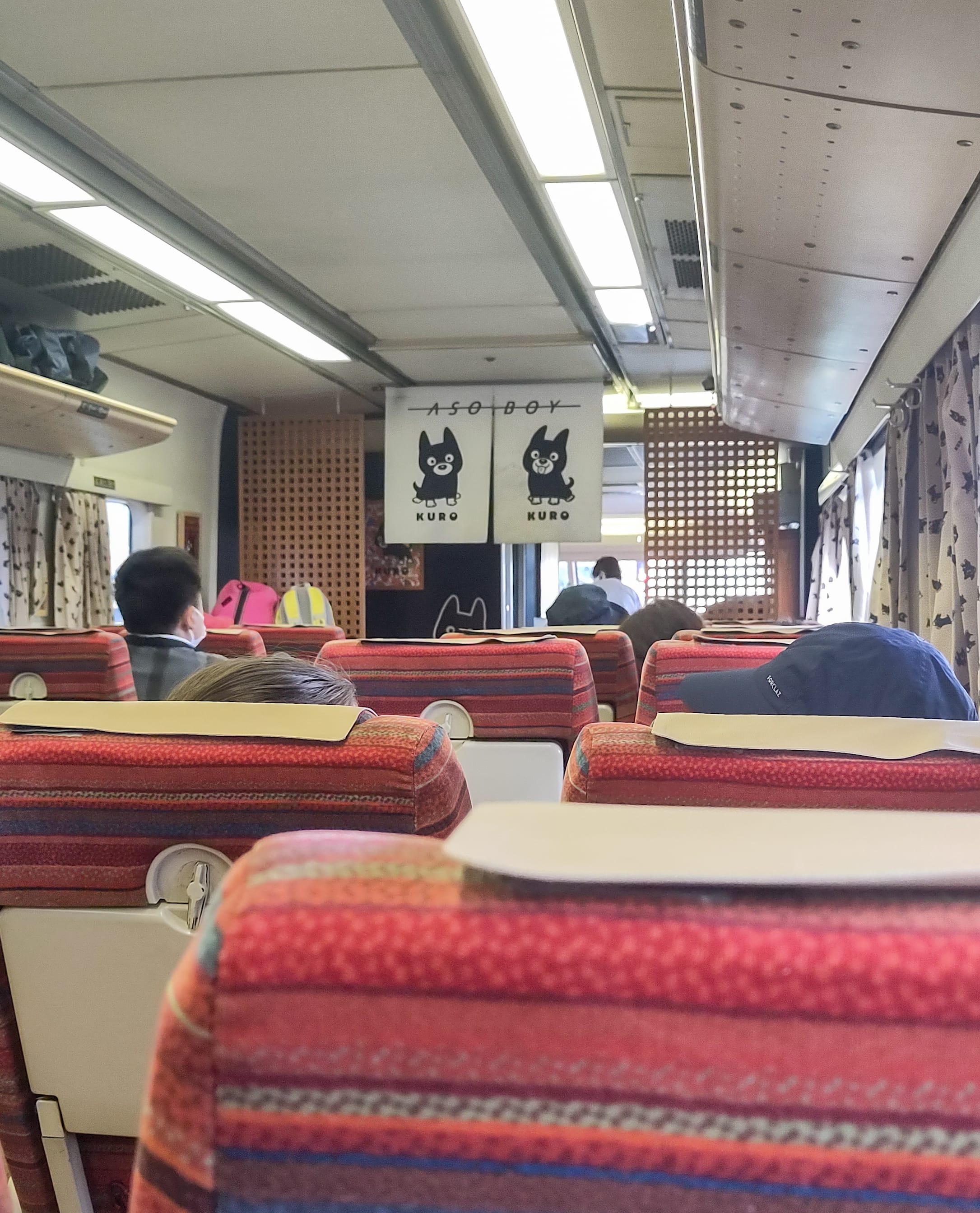 {"caption":[{"type":"text","text":{"content":"La masquotte du train, Kuro, accompagne le voyage","link":null},"annotations":{"bold":false,"italic":false,"strikethrough":false,"underline":false,"code":false,"color":"default"},"plain_text":"La masquotte du train, Kuro, accompagne le voyage","href":null}],"type":"external","external":{"url":"https://res.cloudinary.com/dttkrq9dl/image/upload/v1711879257/IMG_20231017_090325_idzjad.jpg"}}