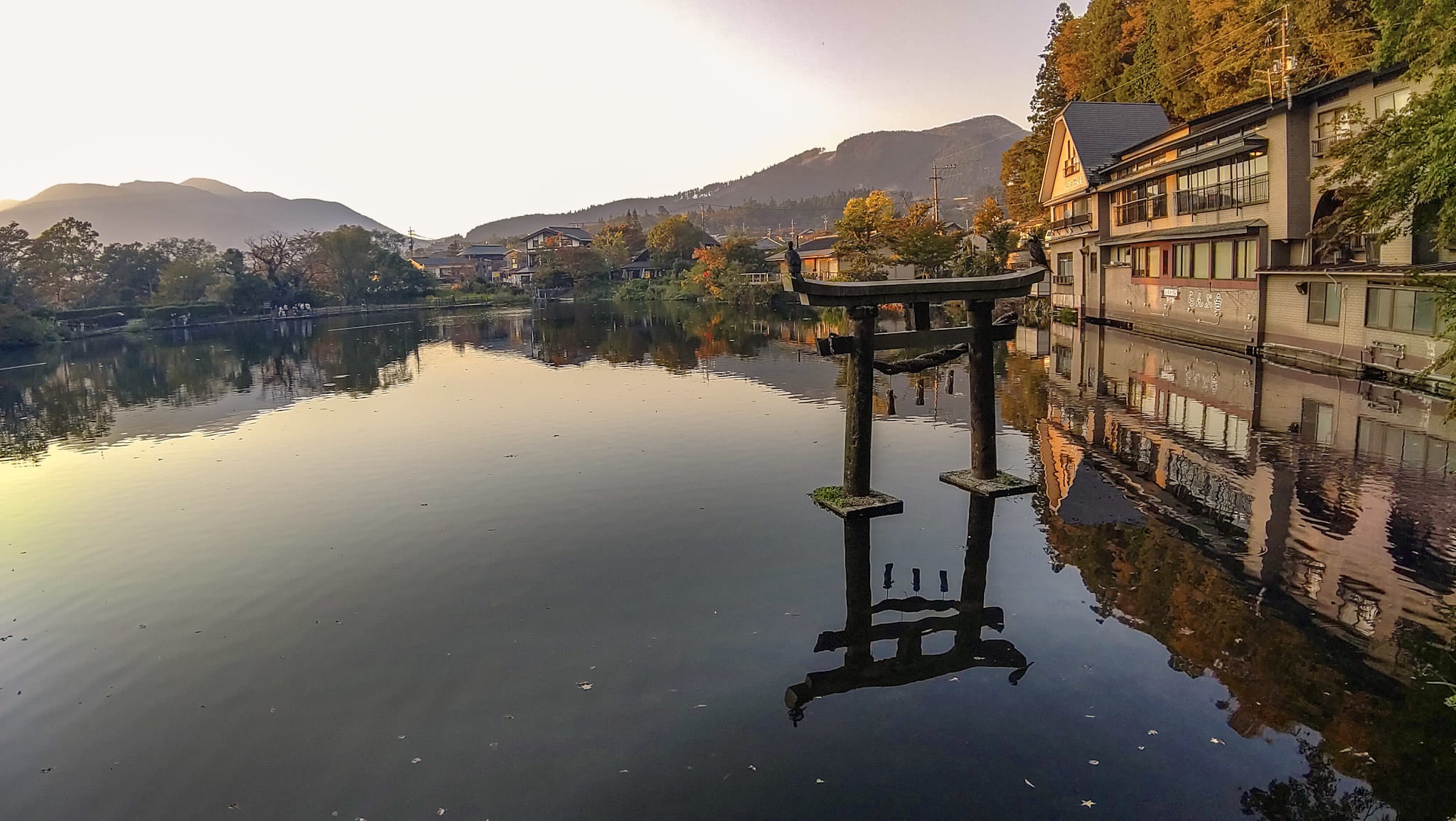 {"caption":[{"type":"text","text":{"content":"Le petit lac reflète parfaitement tous les environs","link":null},"annotations":{"bold":false,"italic":false,"strikethrough":false,"underline":false,"code":false,"color":"default"},"plain_text":"Le petit lac reflète parfaitement tous les environs","href":null}],"type":"external","external":{"url":"https://res.cloudinary.com/dttkrq9dl/image/upload/v1712393256/IMG_20231019_171110_kbvlmi.jpg"}}