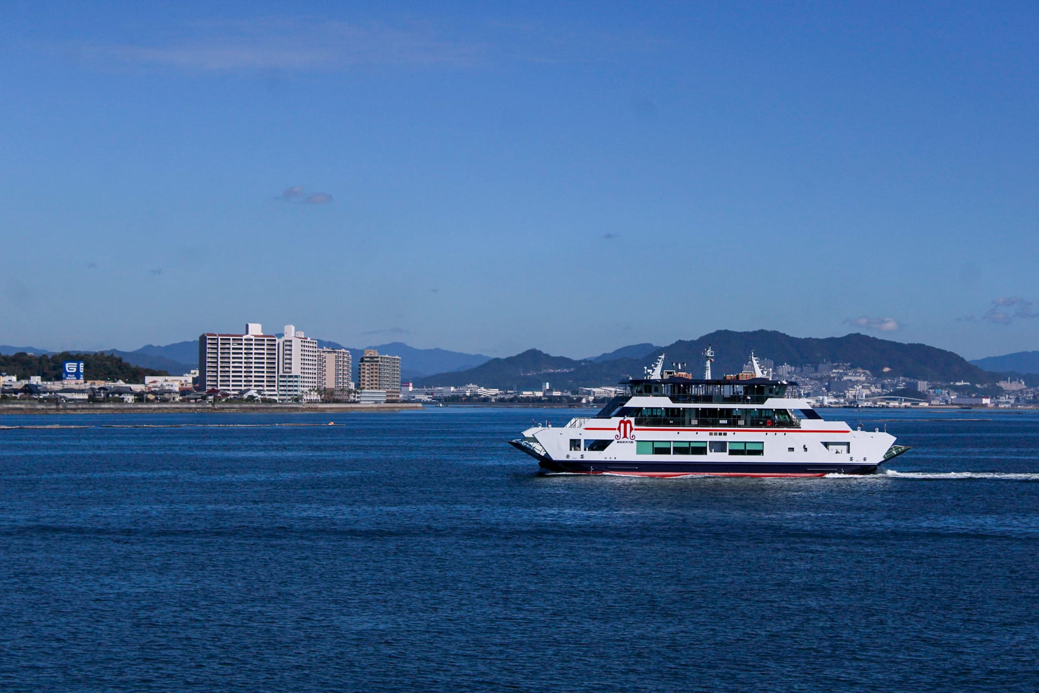 {"caption":[{"type":"text","text":{"content":"Les départs et arrivées à Miyajimaguchi sont assez fréquents toute la journée","link":null},"annotations":{"bold":false,"italic":false,"strikethrough":false,"underline":false,"code":false,"color":"default"},"plain_text":"Les départs et arrivées à Miyajimaguchi sont assez fréquents toute la journée","href":null}],"type":"external","external":{"url":"https://res.cloudinary.com/dttkrq9dl/image/upload/v1720344526/IMG_2503_fkifmy.jpg"}}