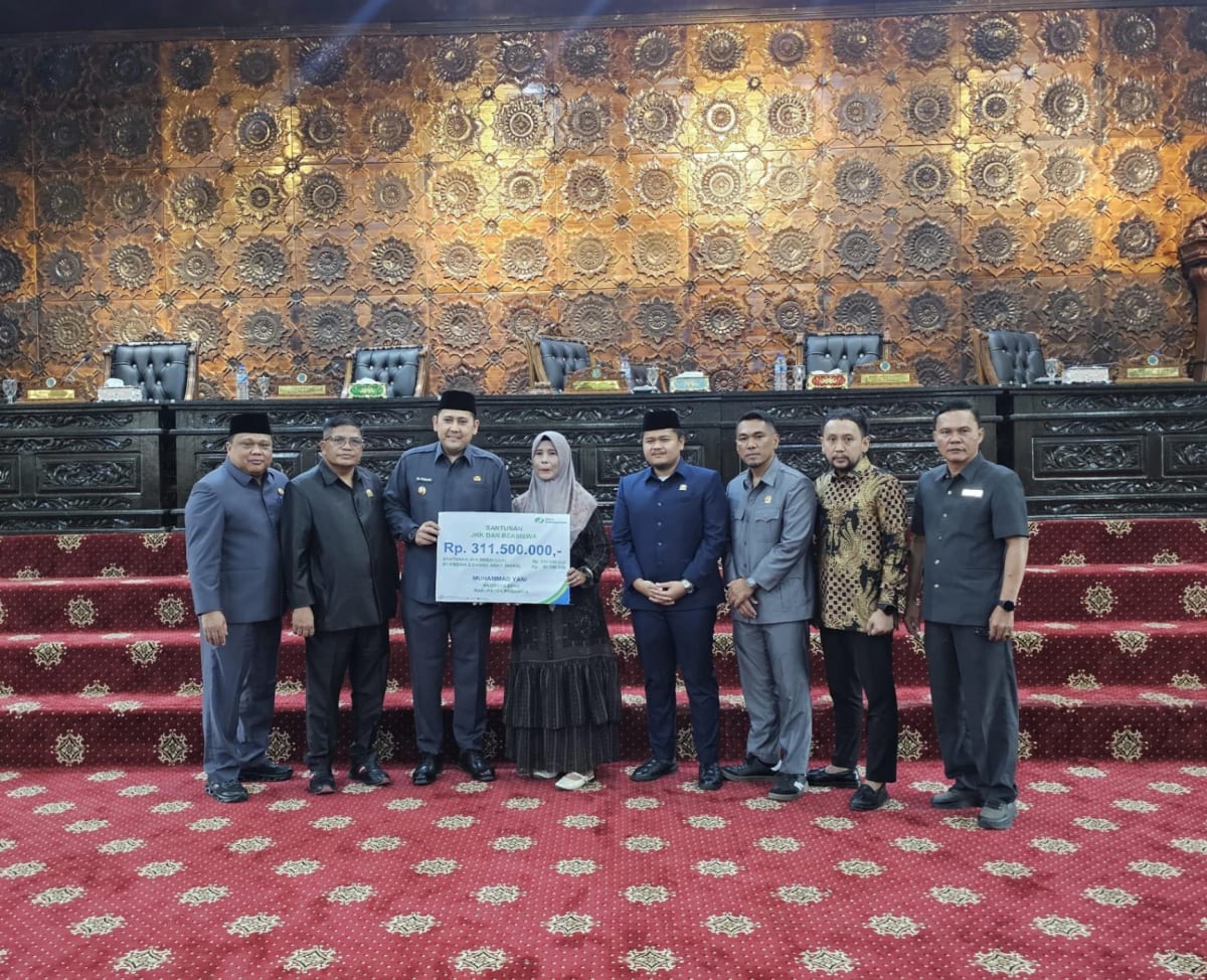 Pemkab Merangin, DPRD Merangin Bersama BPJS Ketenagakerjaan Menyerahkan Santunan JKK dan Beasiswa Ahli Waris Muhamad Yani