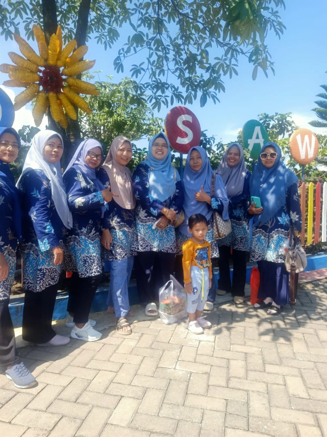 Menjaga Hubungan Sosial Dan Spiritualitas Dengan Rekreasi Bersama Tetangga.