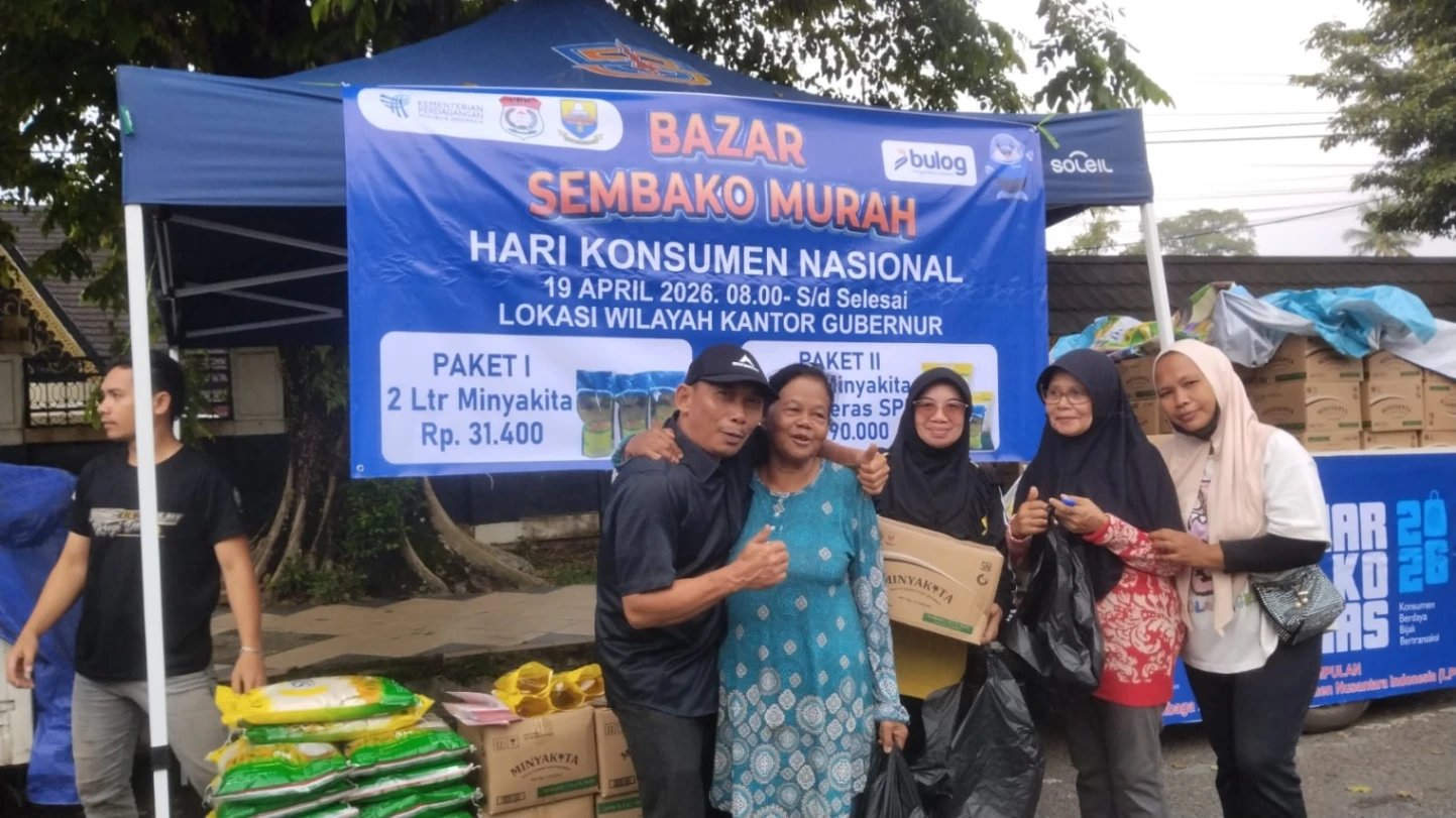 Dalam Rangka Memperingati Hari Konsumen Nasional Pemprov Jambi, Bulog dan LPKNI Mengadakan Bazar Sembako Murah di Depan Kantor Gubernur Jambi