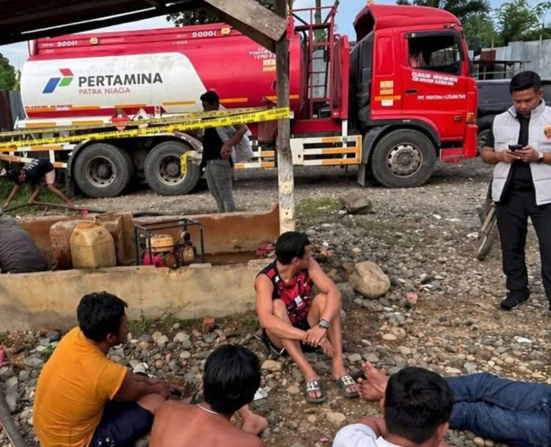 Tipidter Ditreskrimsus Polda Sumsel Menggerebek tiga Gudang Yang Diduga Menjadi Lokasi Penimbunan BBM Bersubsidi di Jalinsum
