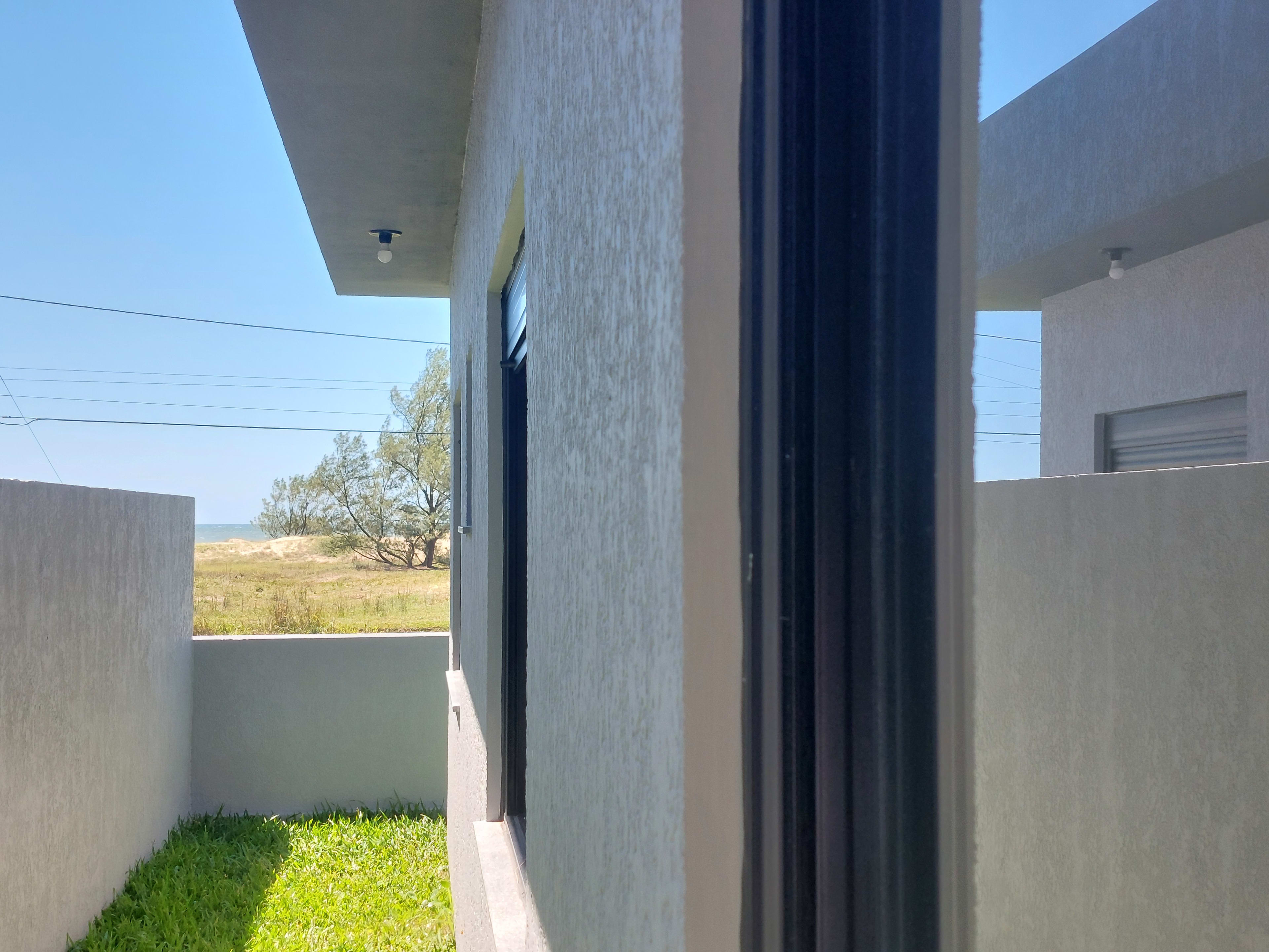 Casa Nova 3 Dormitórios a 1 Quadra do Mar em Capão Novo - Foto 2