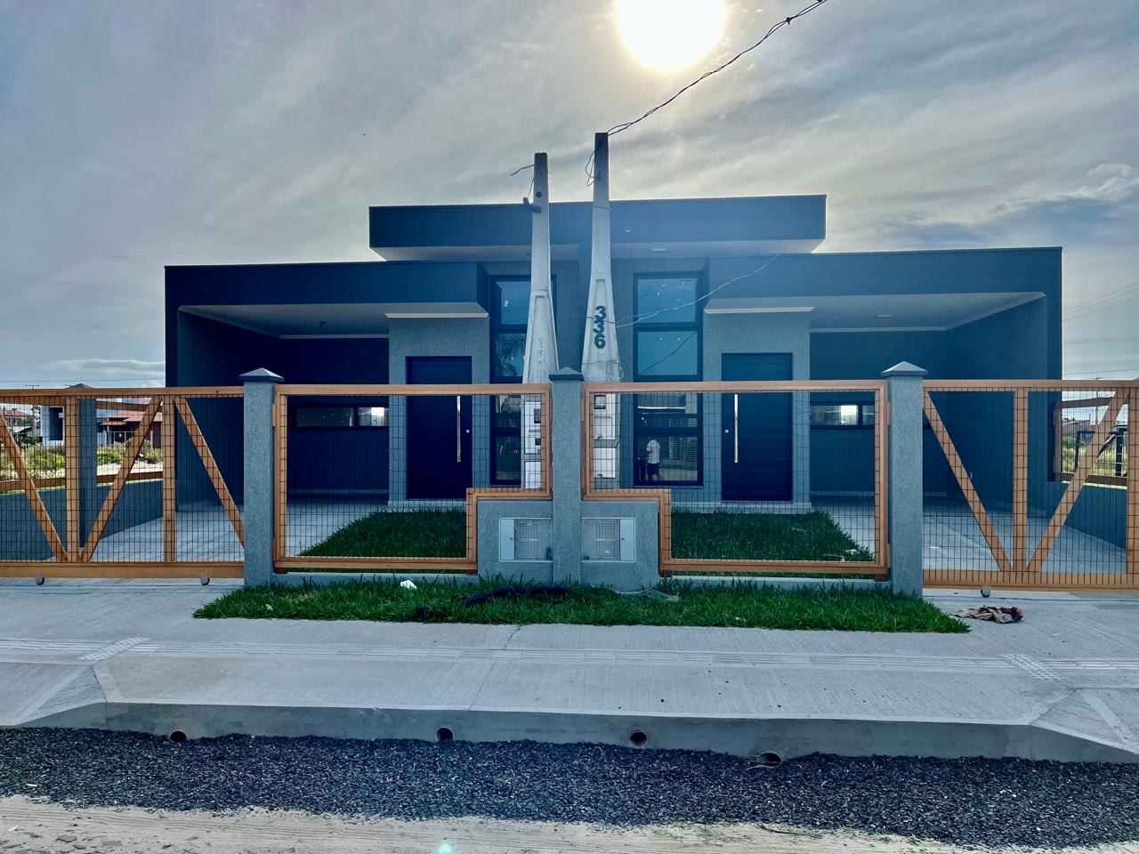 Casa Nova 2 Dormitórios com Alto Padrão em Capão Novo