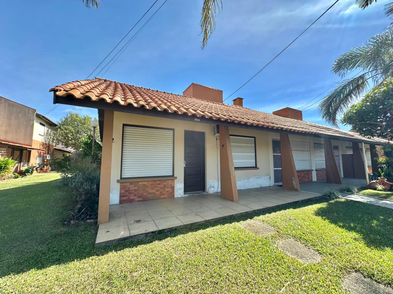Studio Térreo Estilo Casa com Pátio em Capão Novo