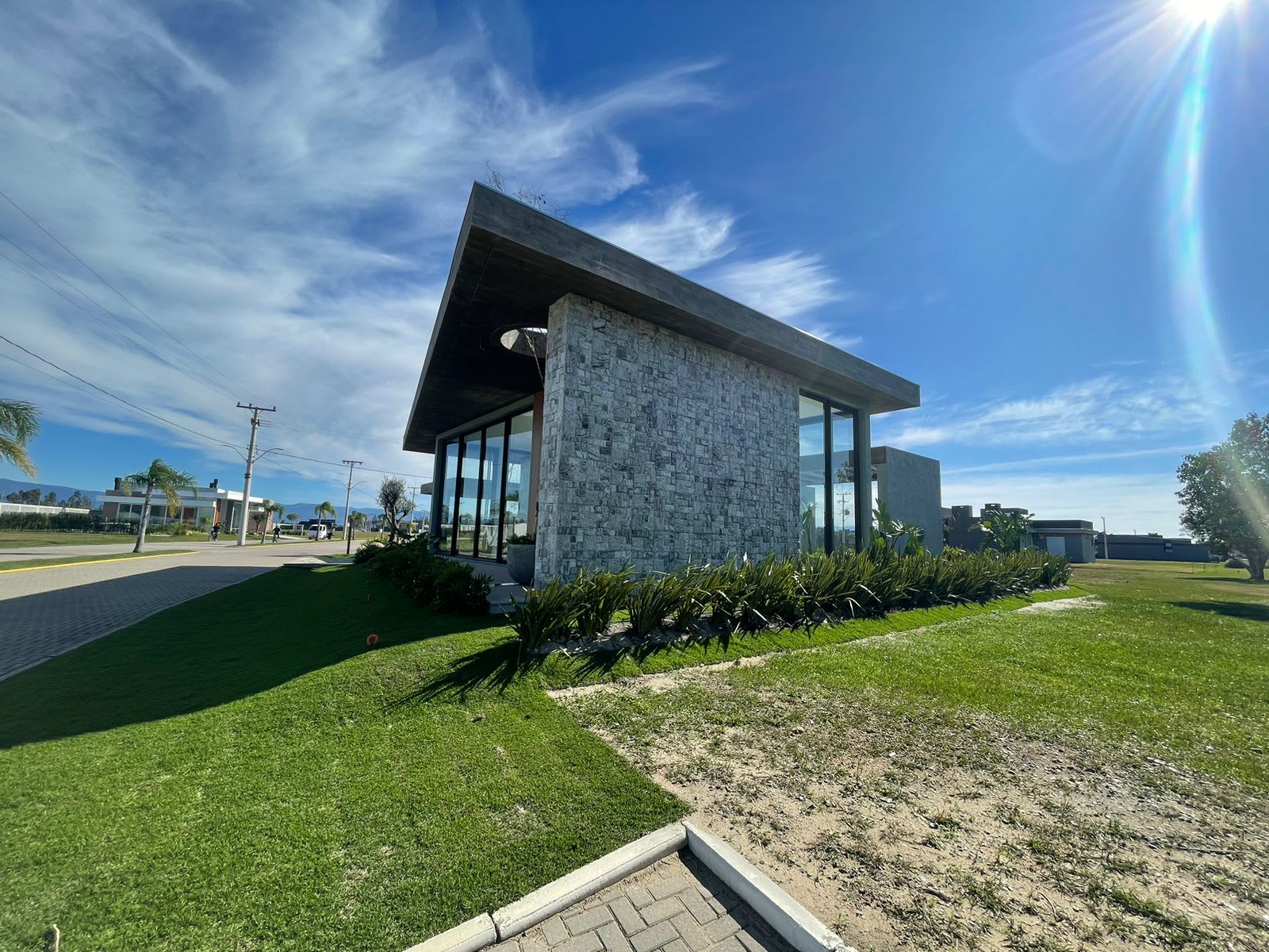 Casa de Luxo 4 Suítes com Pé Direito Duplo no Terrasul - Foto 2
