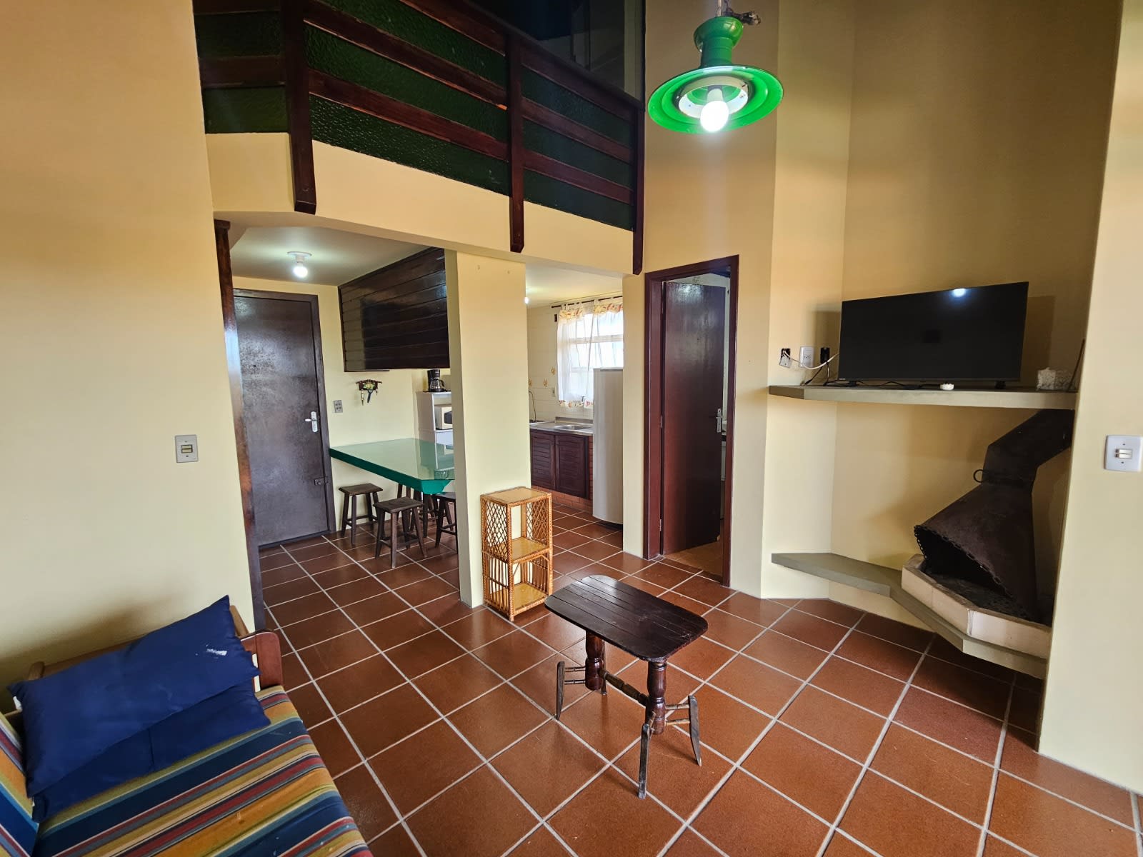 Apartamento Duplex Mobiliado com Lareira em Capão Novo
