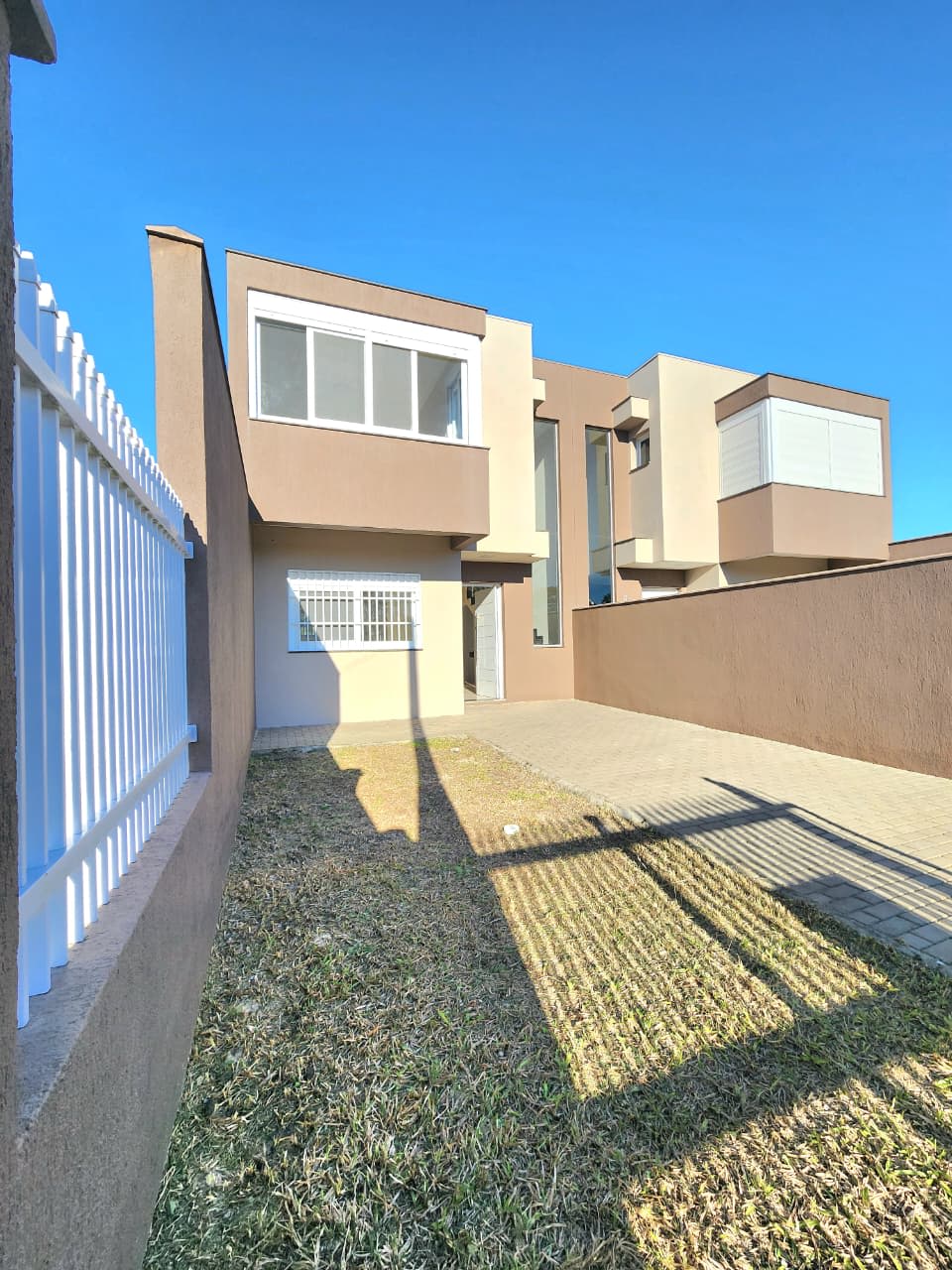 Sobrado Contemporâneo | 2 Suítes | Nunca Habitado