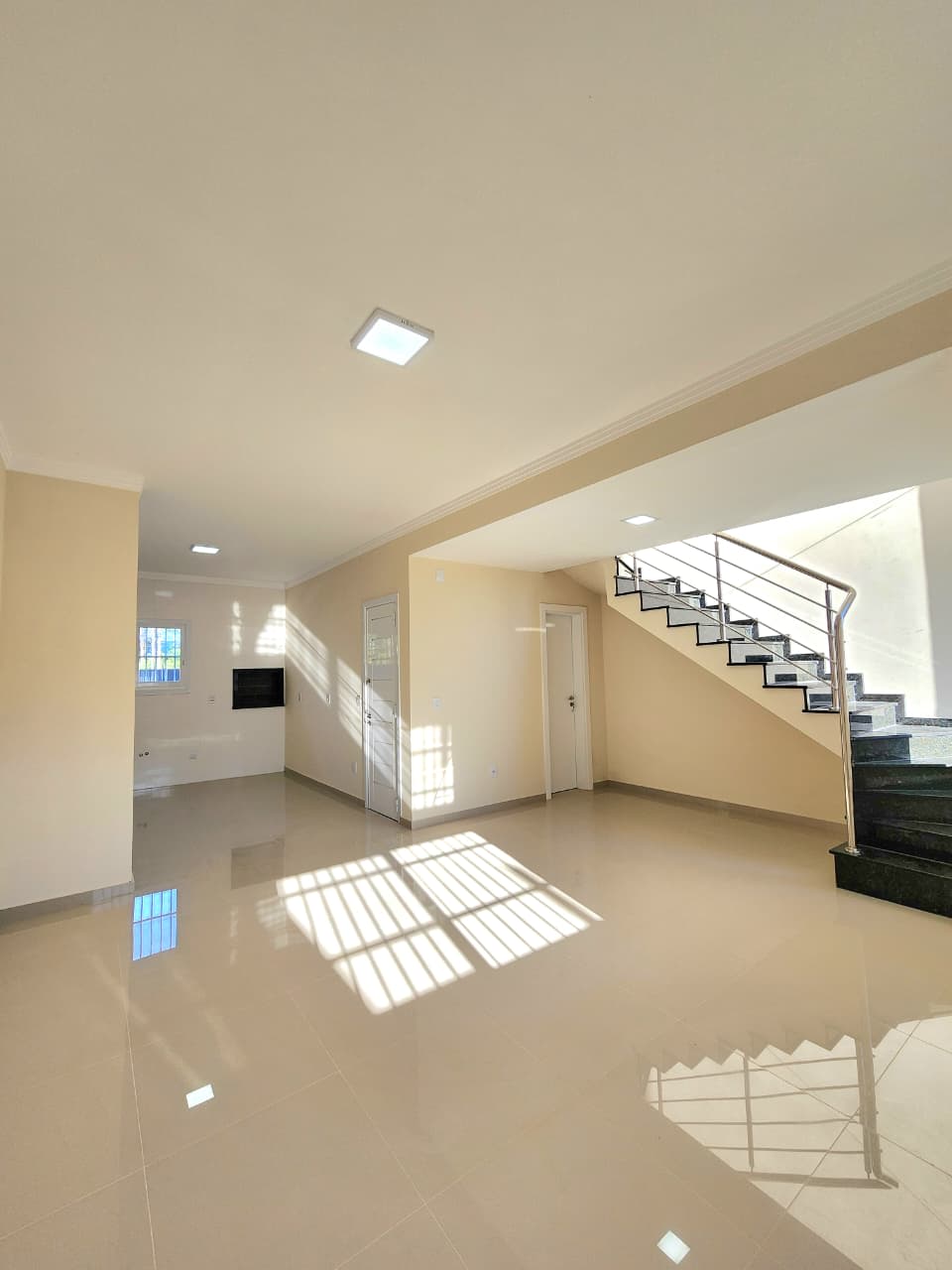 Sobrado Contemporâneo | 2 Suítes | Nunca Habitado - Foto 4
