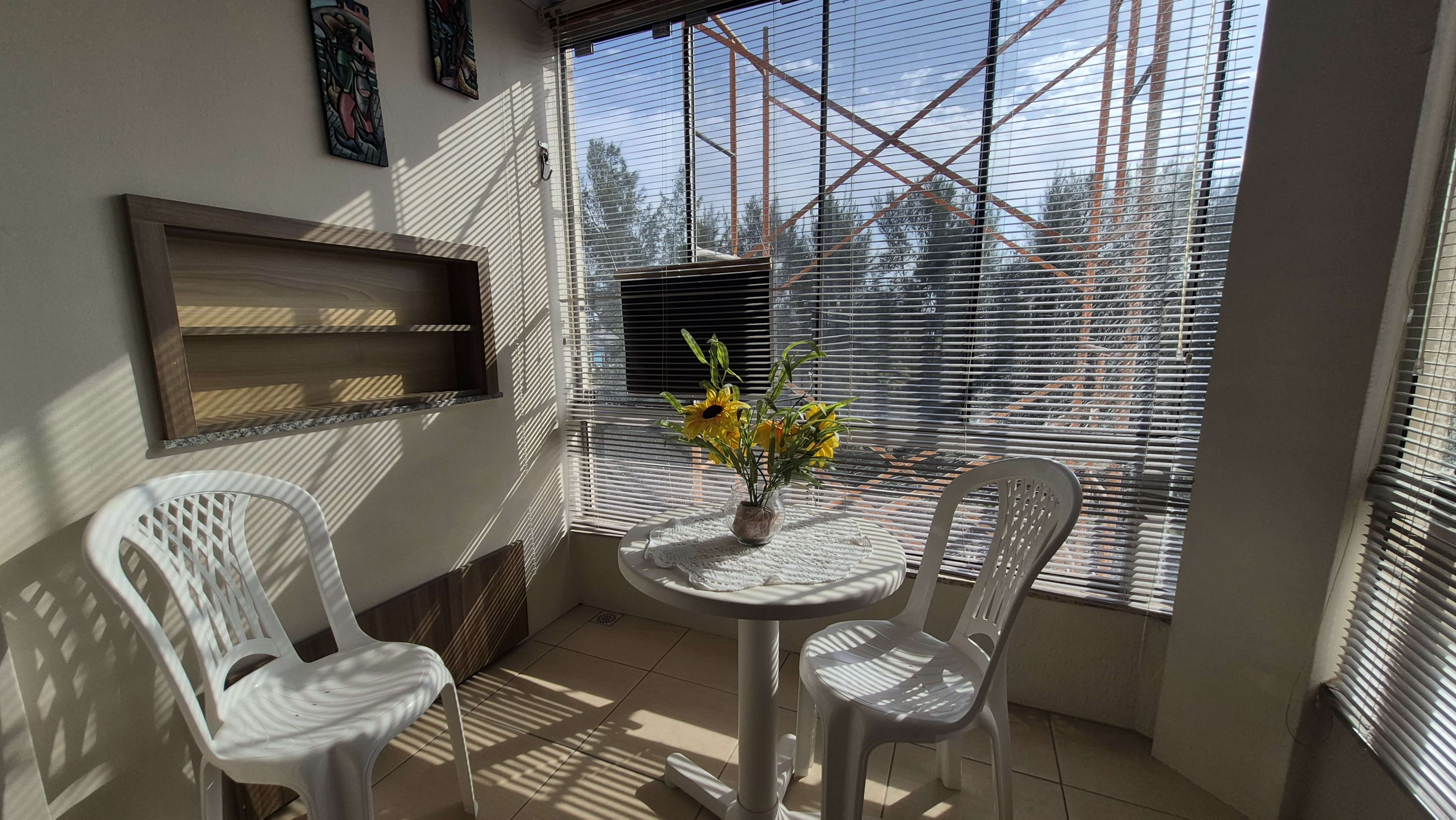 Apartamento 01 Dormitório Frente norte mobiliado com sacada gourmet a 350m da praia - Foto 3