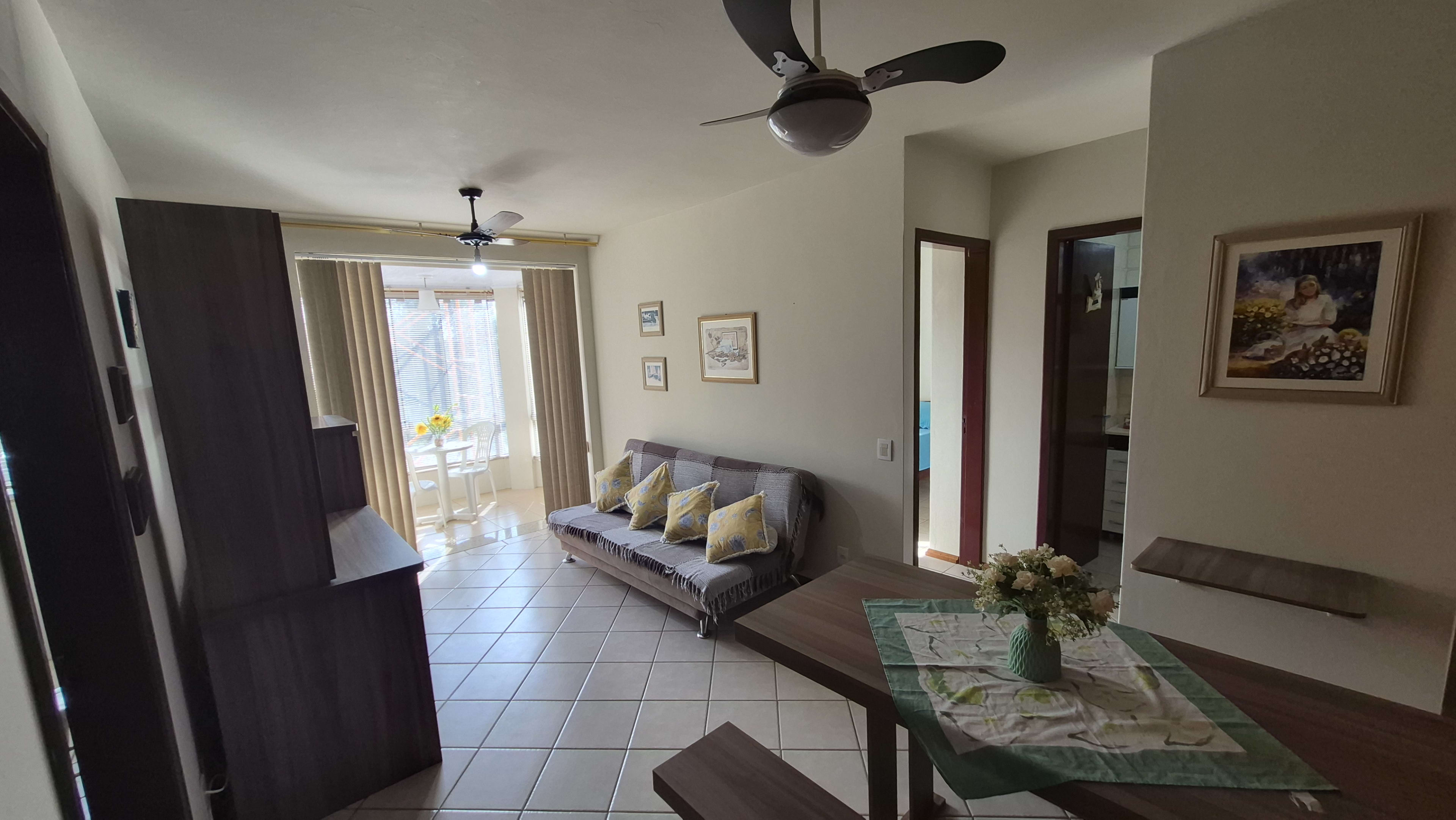 Apartamento 01 Dormitório Frente norte mobiliado com sacada gourmet a 350m da praia
