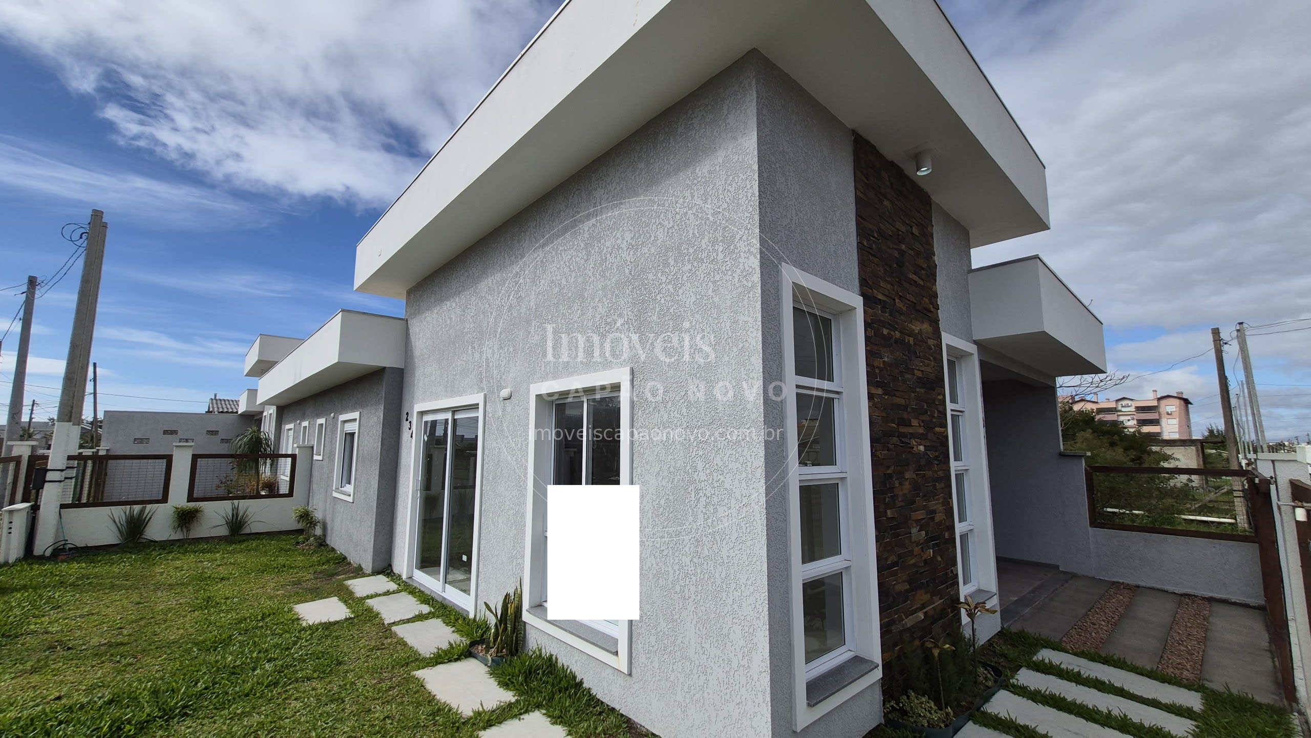 Casa Geminada Nova de 84m²: Suíte, Pé-Direito Duplo a 300m da Praia