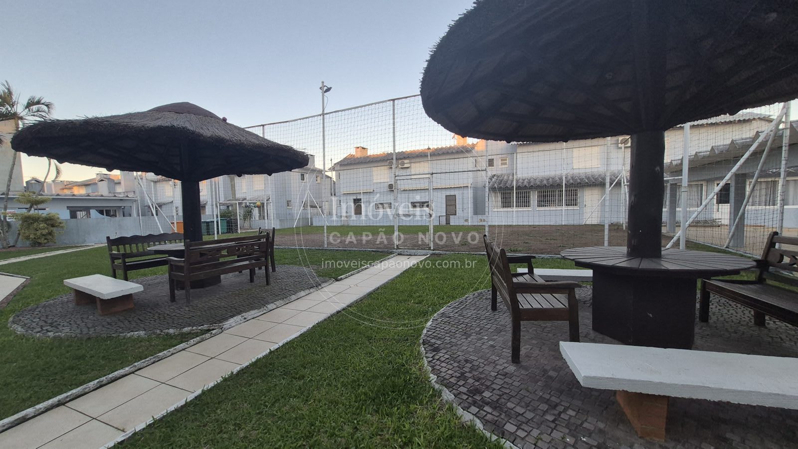 Sobrado Geminado 2 Dormitórios Mobiliado em Condomínio Fechado com Piscina - Posto 4, Capão Novo - Foto 4