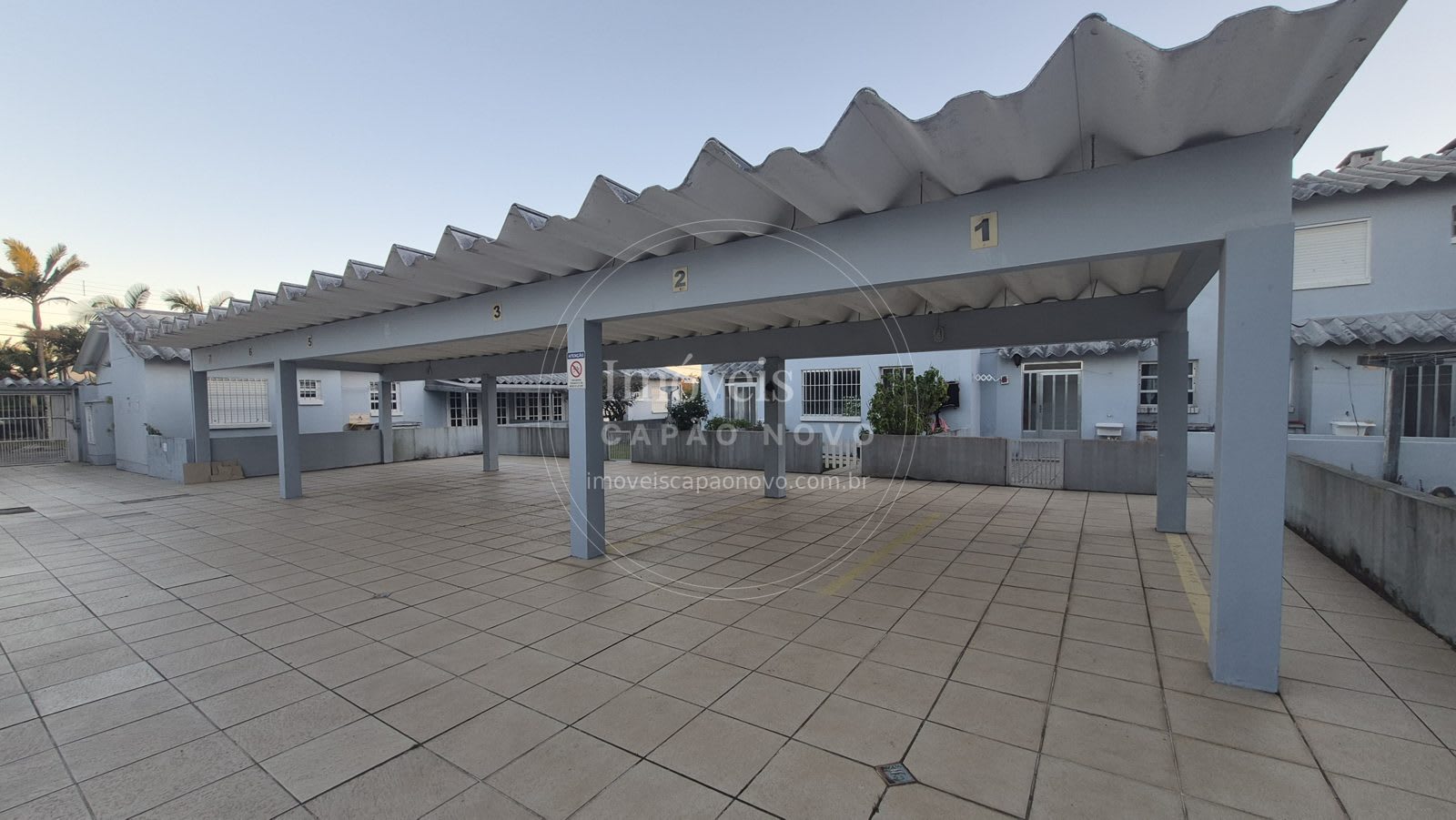 Sobrado Geminado 2 Dormitórios Mobiliado em Condomínio Fechado com Piscina - Posto 4, Capão Novo - Foto 5