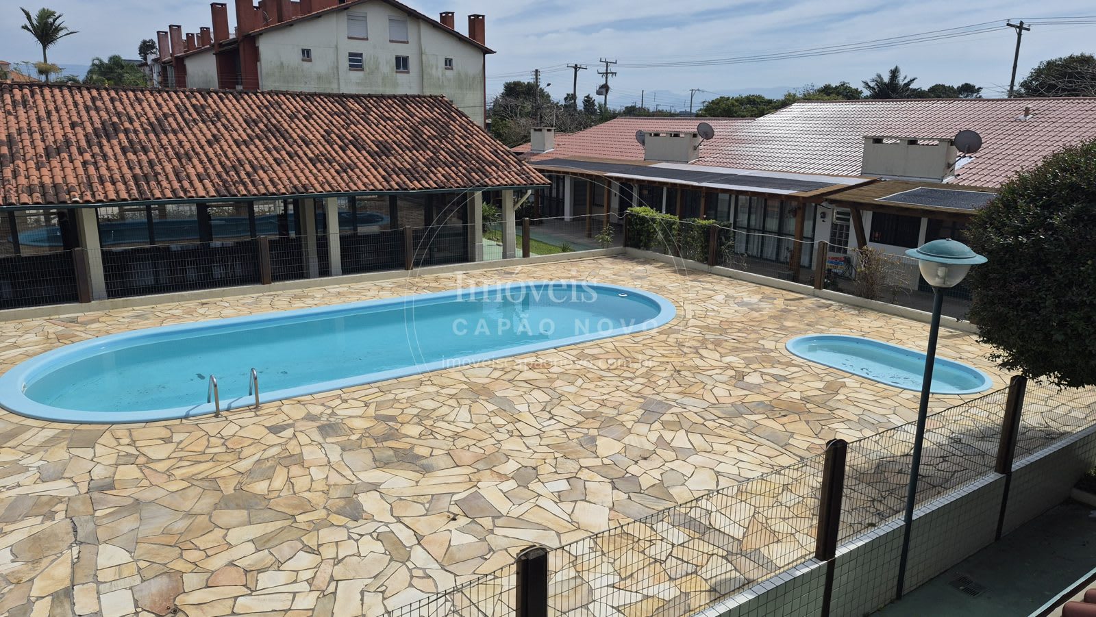Apartamento 2 Dormitórios Reformado com Sacada e Churrasqueira - Foto 2