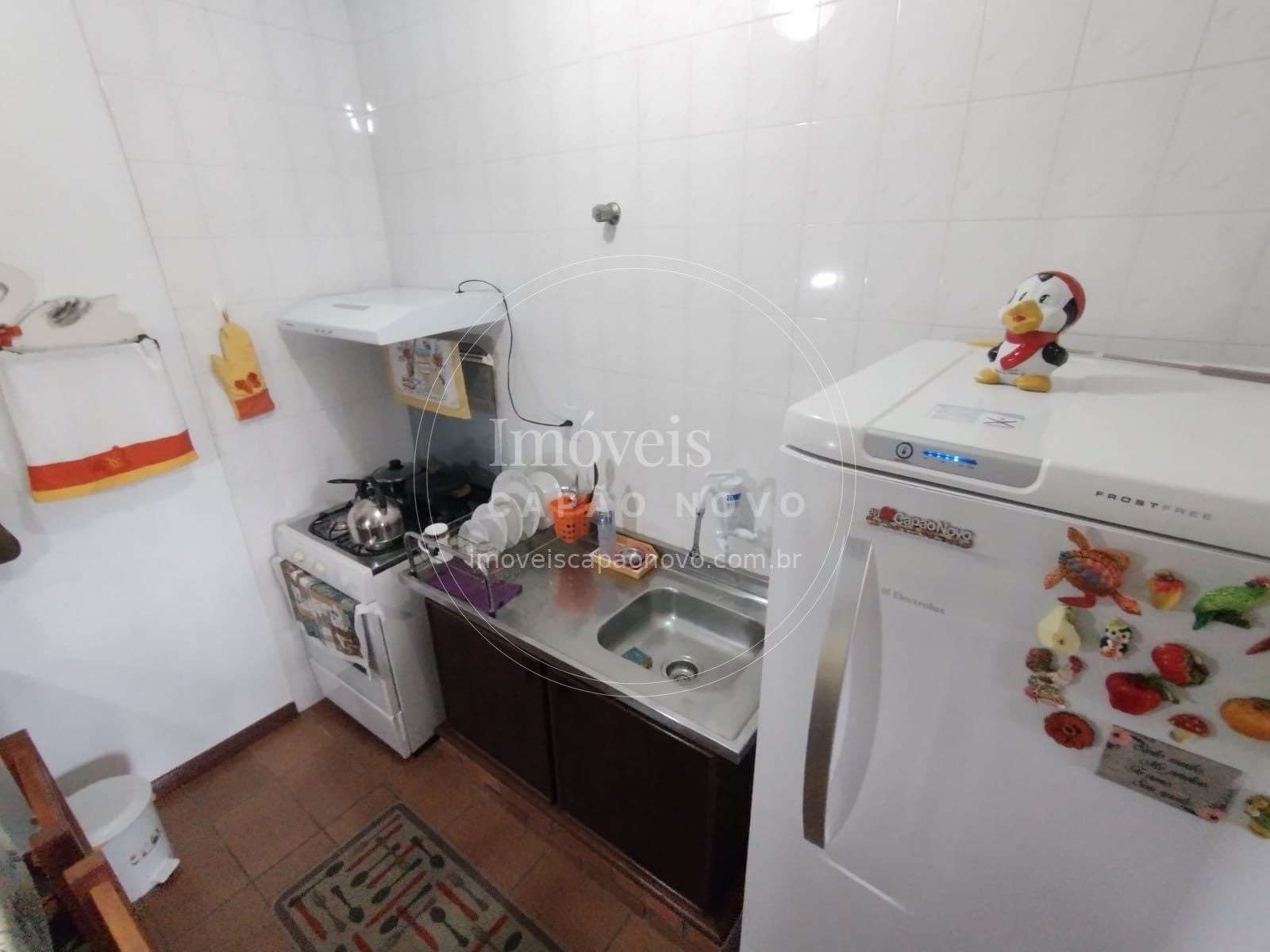 Apartamento Térreo com 1 e Meio Dormitório - Sacada Fechada a 500m do Mar - Foto 5