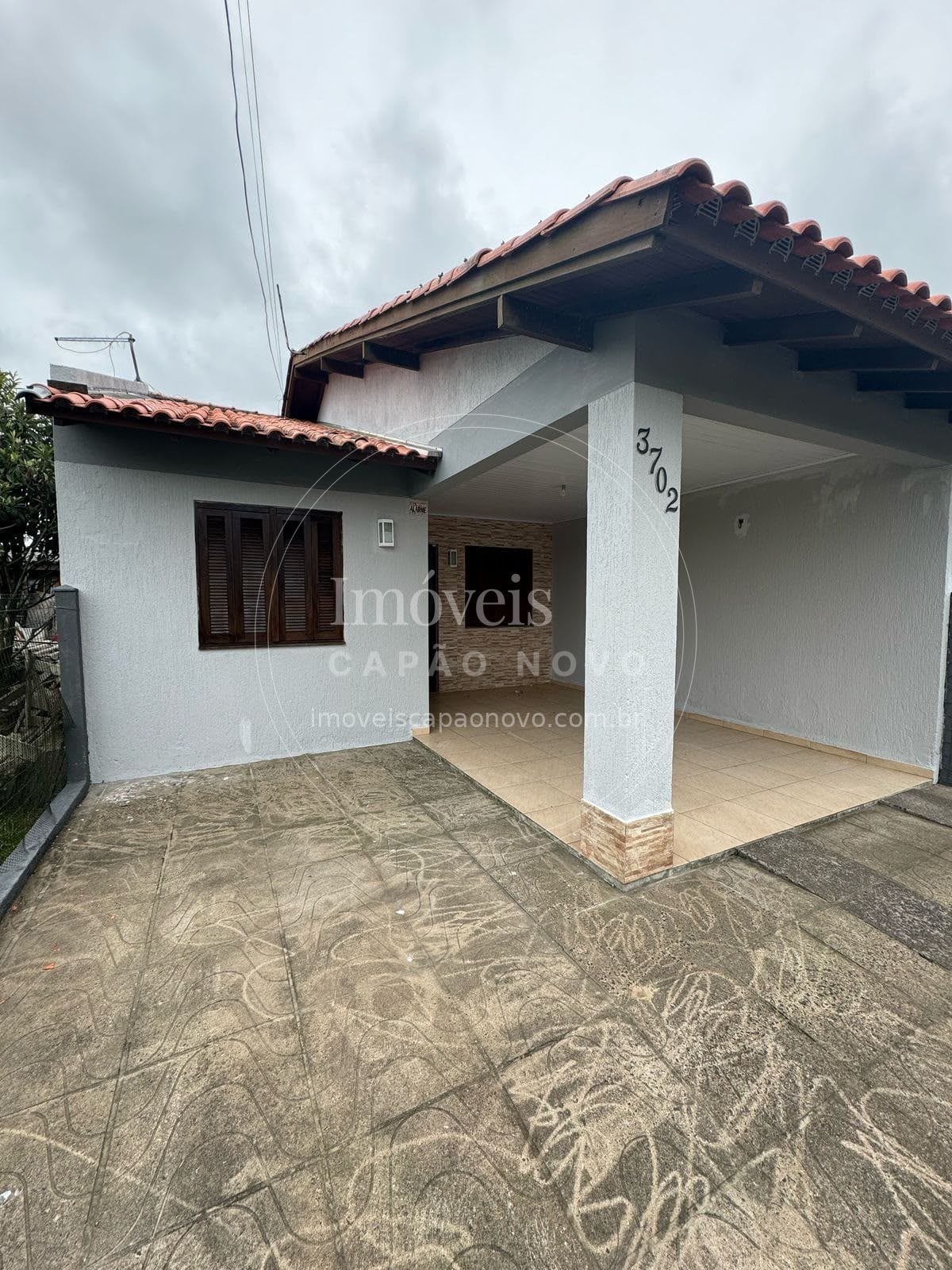 Casa com 2 Dormitórios e Edícula em Capão Novo