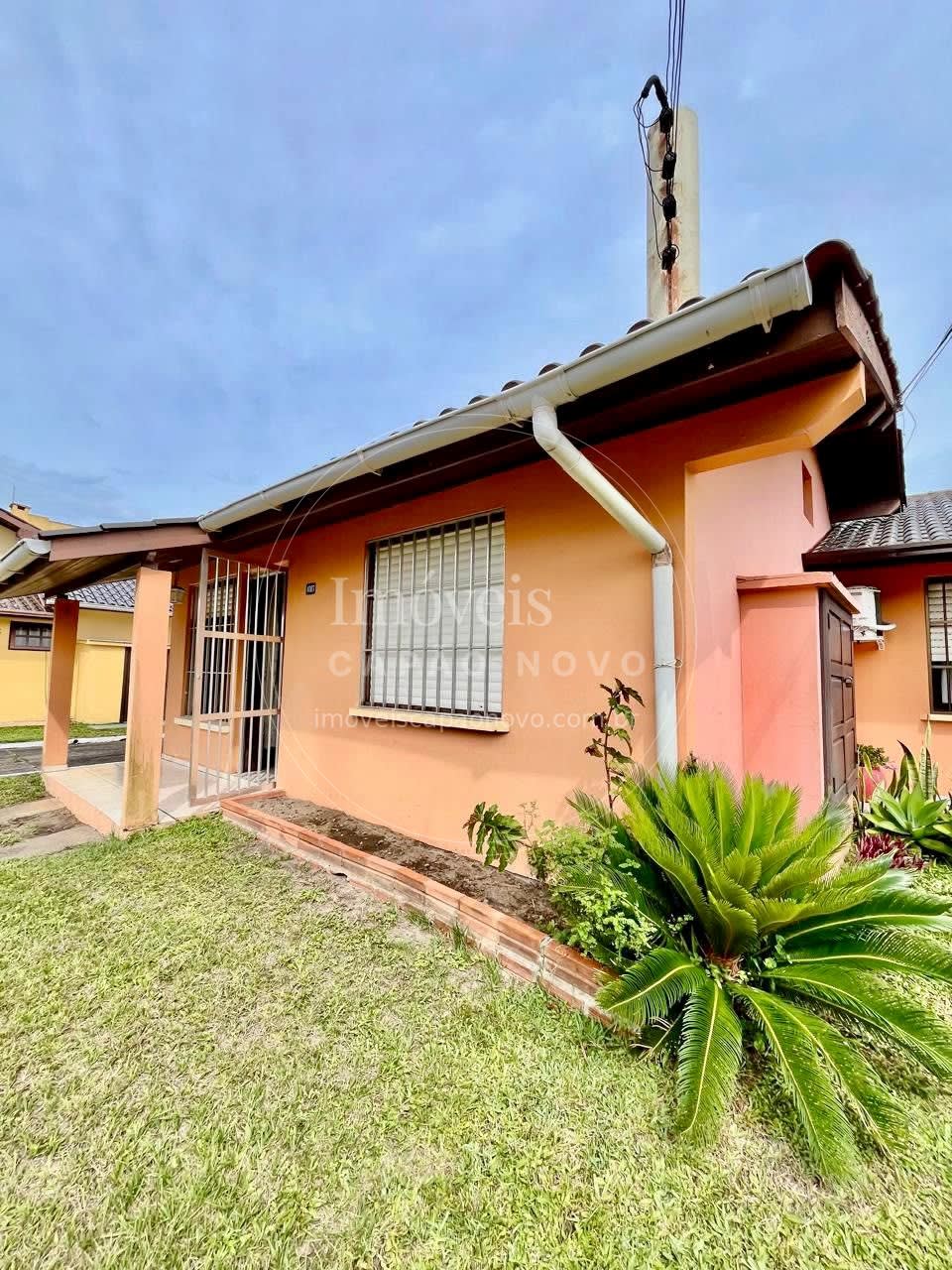 Vivenda 2 Dormitórios Mobiliada com 73m² em Condomínio com Piscinas, Capão Novo