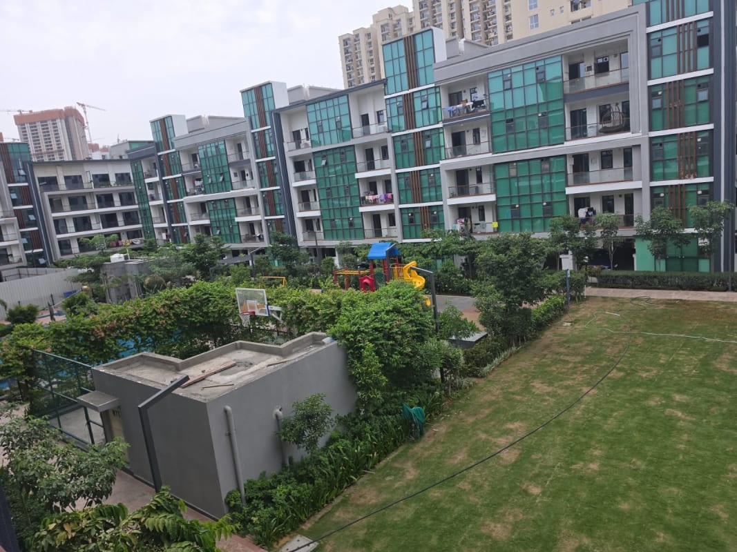 Fully furnished 3BHK in a premium gated society | 2 private rooms available