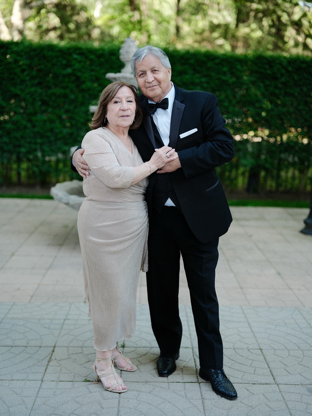 Betty y Wladimir junto a la fuente