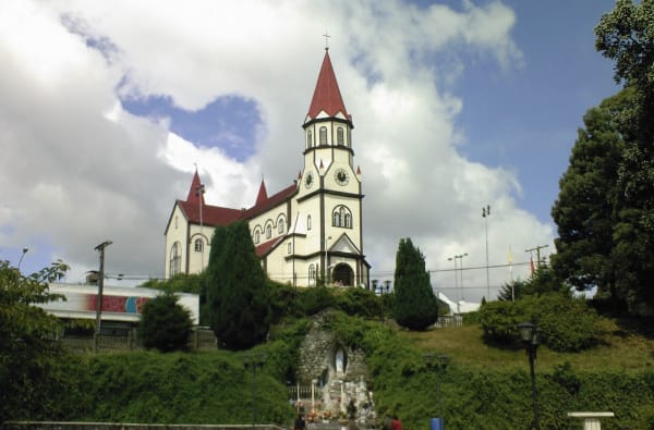 Iglesia del Sagrado Corazón de Jesús – Puerto Varas — Plaza de Armas
