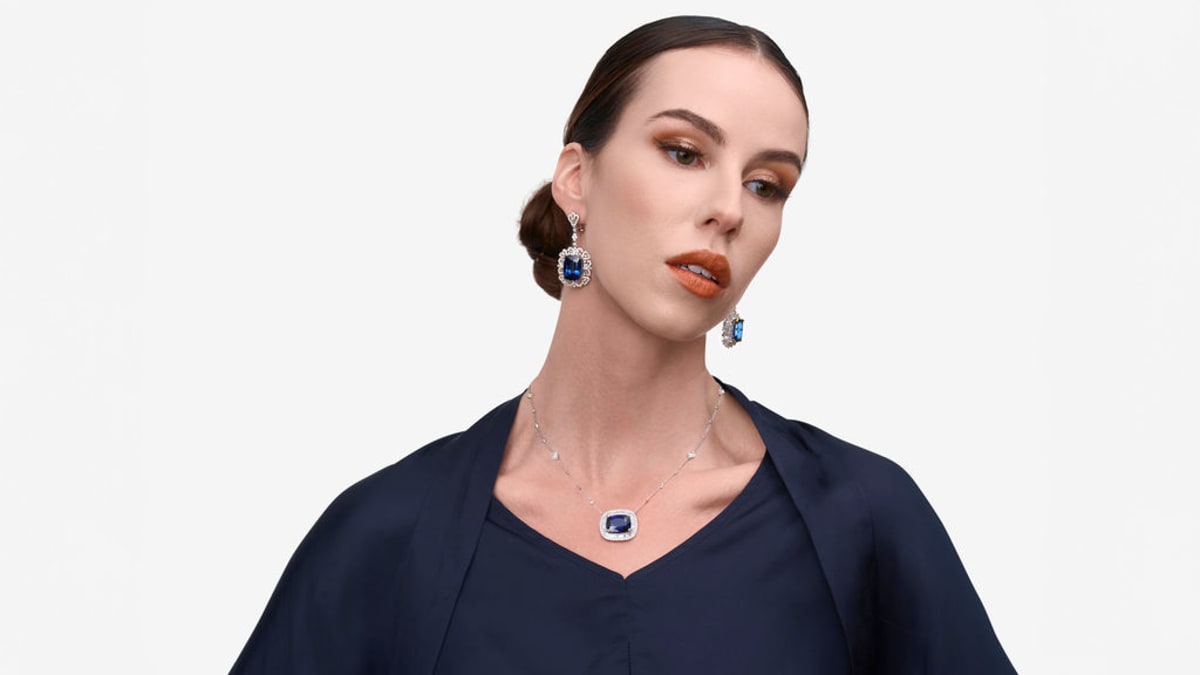 Navy fashion look with coordinated blue jewelry