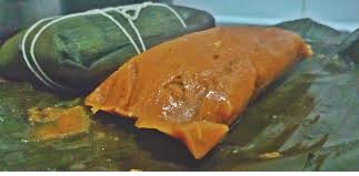 Deliciosos pasteles en hoja de plátano con relleno de arenque.