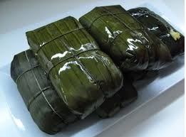 Deliciosos pasteles en hoja de plátano con relleno de cerdo.