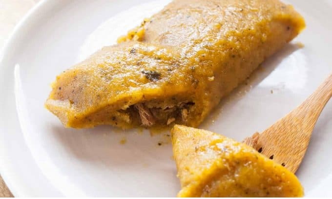 Deliciosos pasteles de yuca con relleno de arenque.