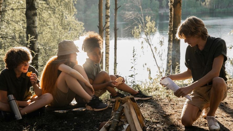 Adventure and outdoor camps: day vs overnight guide for first-time parents