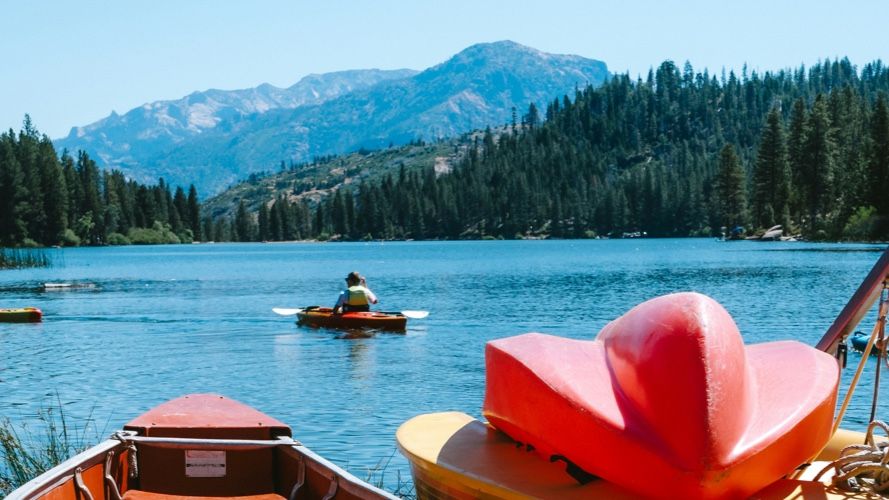 Your guide to all-girls and all-boys summer camps: day vs overnight