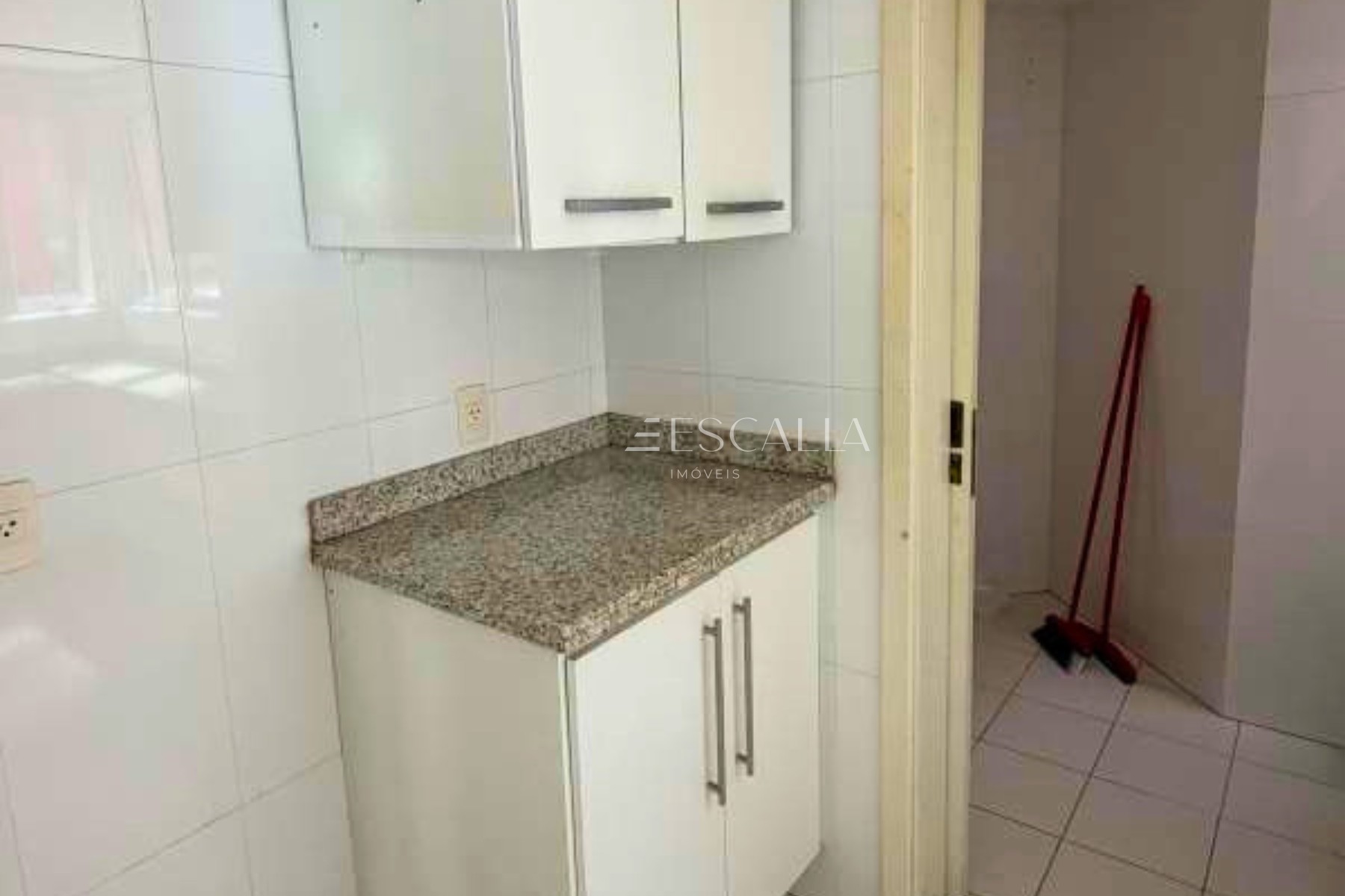 Apartamento semimobiliado à venda no bairro Atiradores | Vêndome