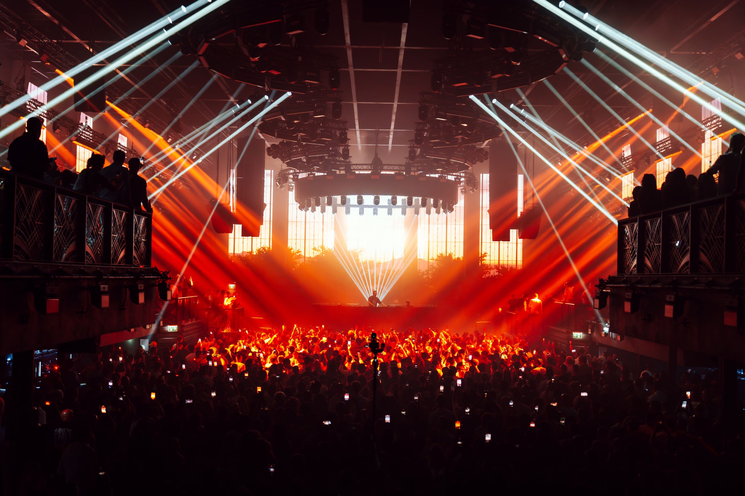 Ti&euml;sto UNVRS Ibiza residency visuals by Comix