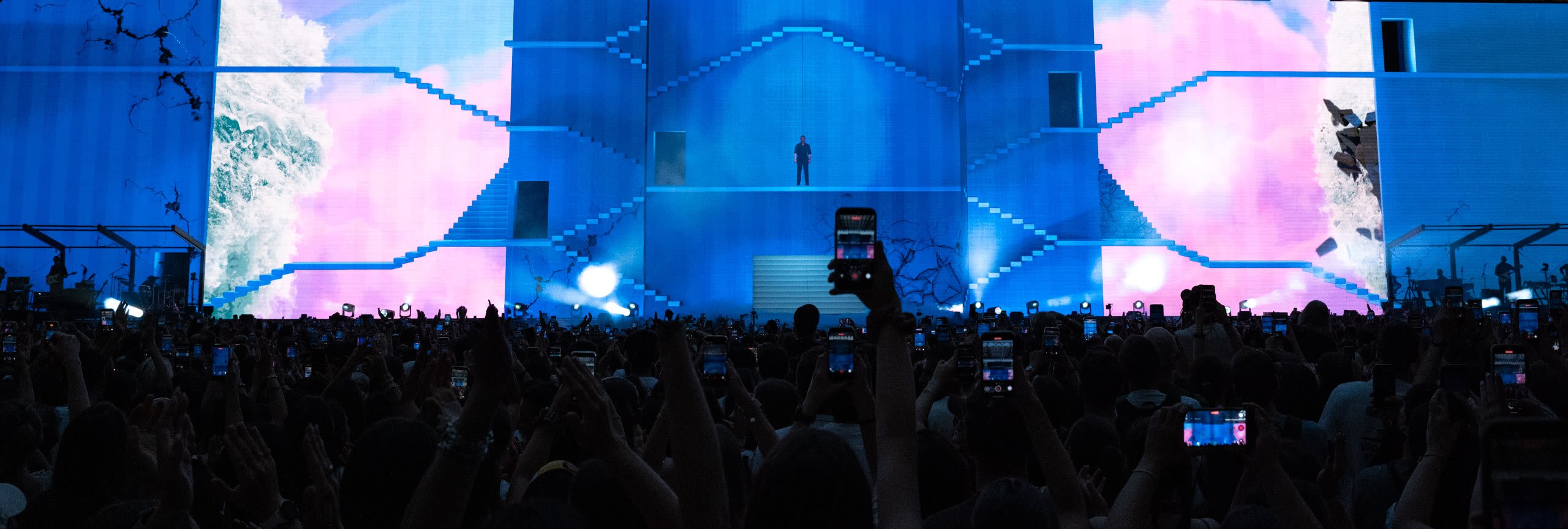 Tiziano Ferro stadium tour visuals by Comix