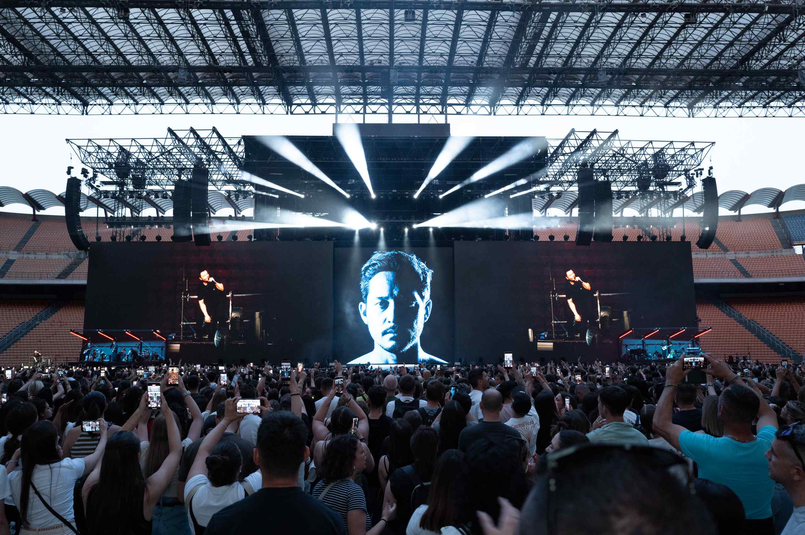 Tiziano Ferro stadium tour visuals by Comix