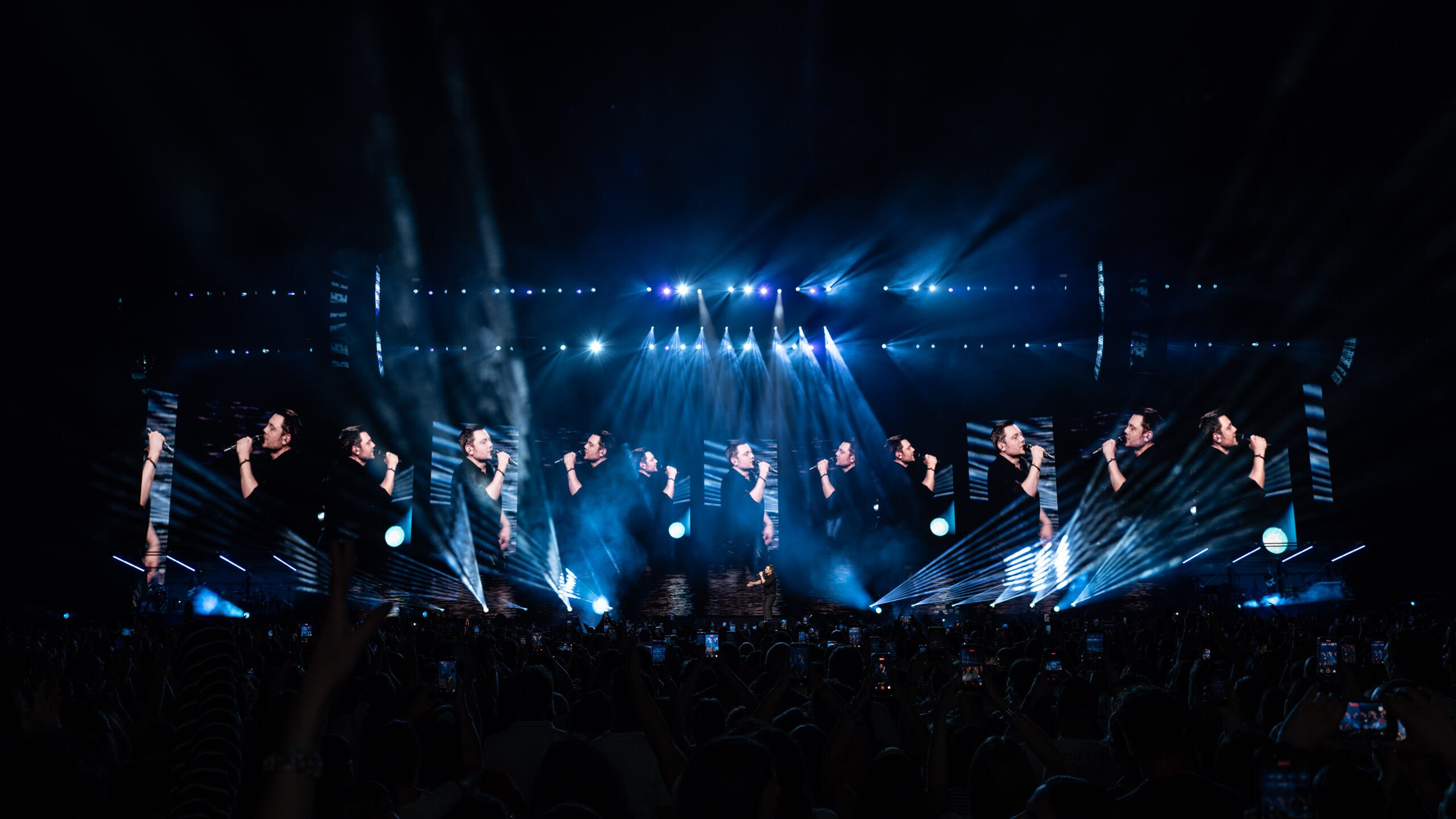 Tiziano Ferro stadium tour visuals by Comix