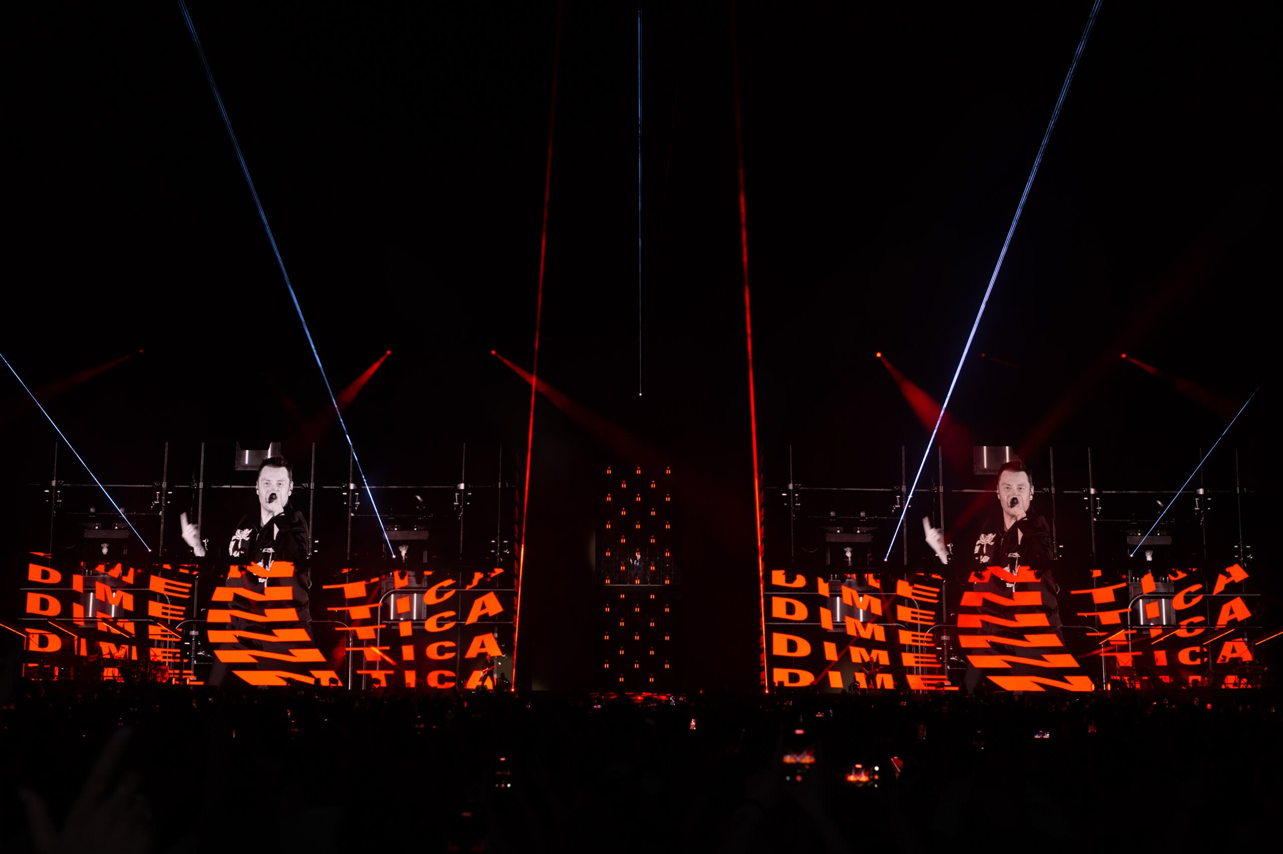 Tiziano Ferro stadium tour visuals by Comix
