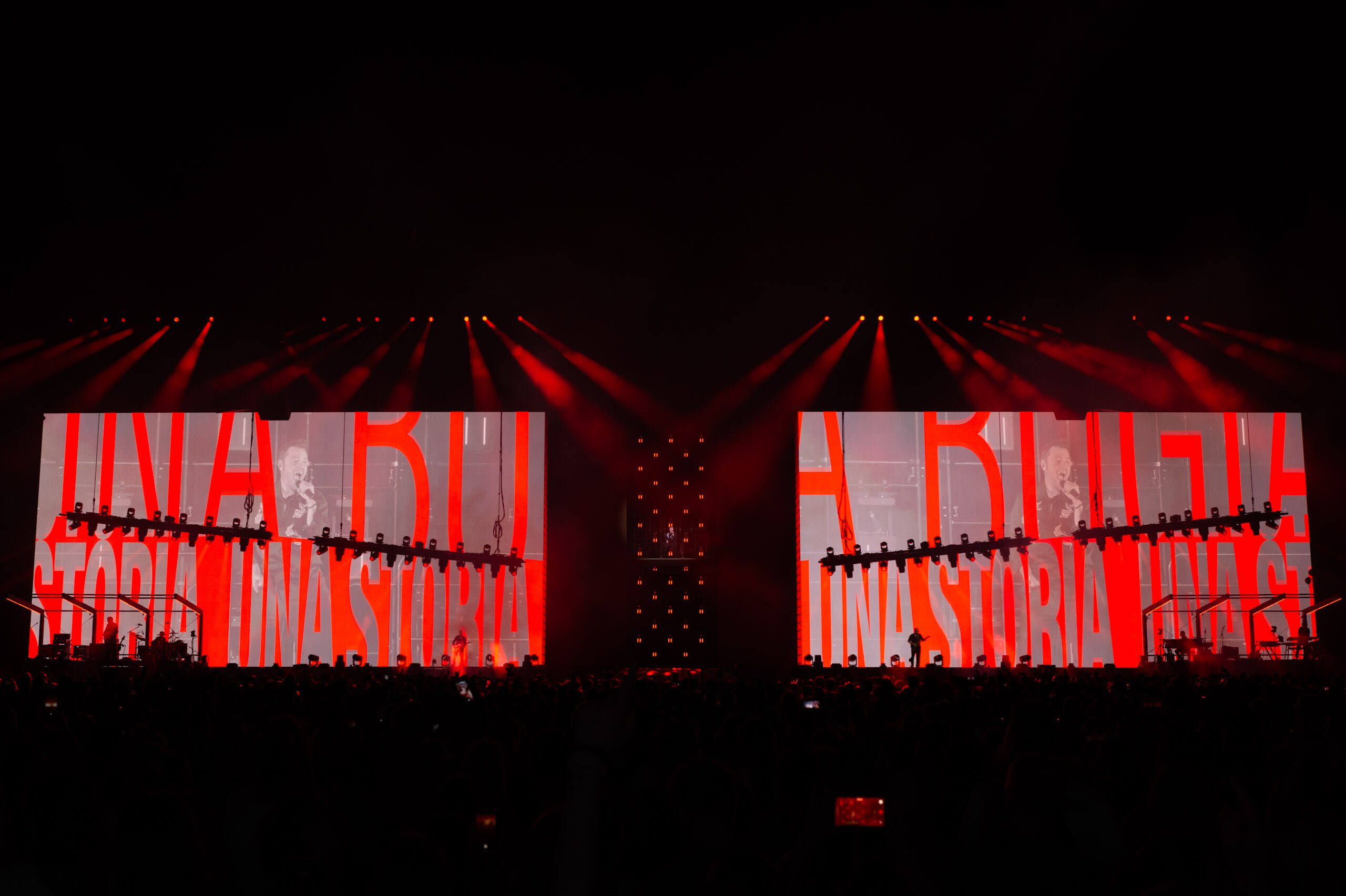 Tiziano Ferro stadium tour visuals by Comix