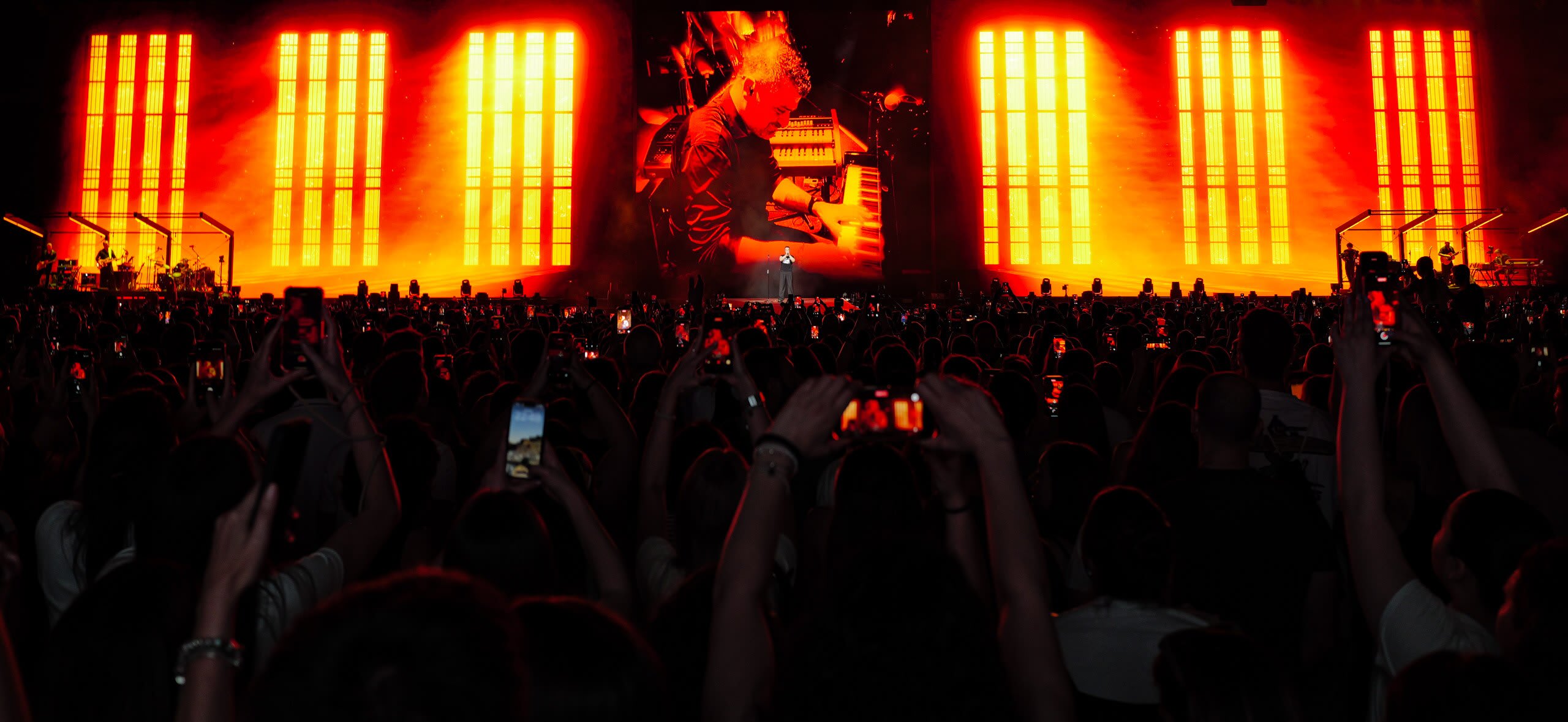 Tiziano Ferro stadium tour visuals by Comix
