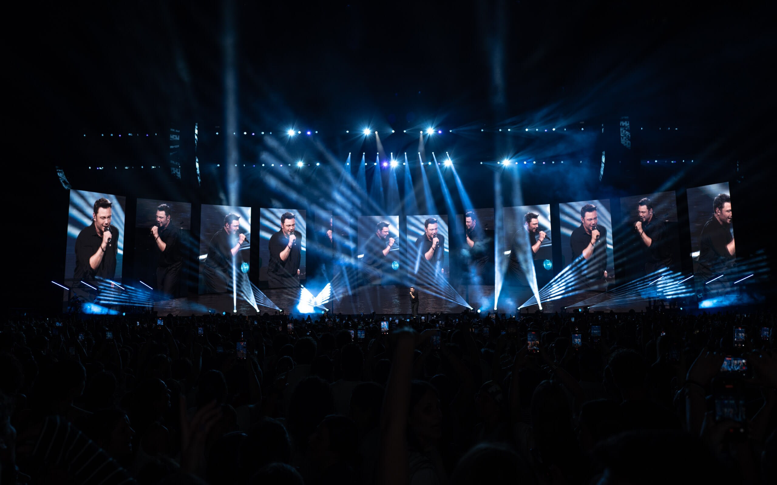 Tiziano Ferro stadium tour visuals by Comix