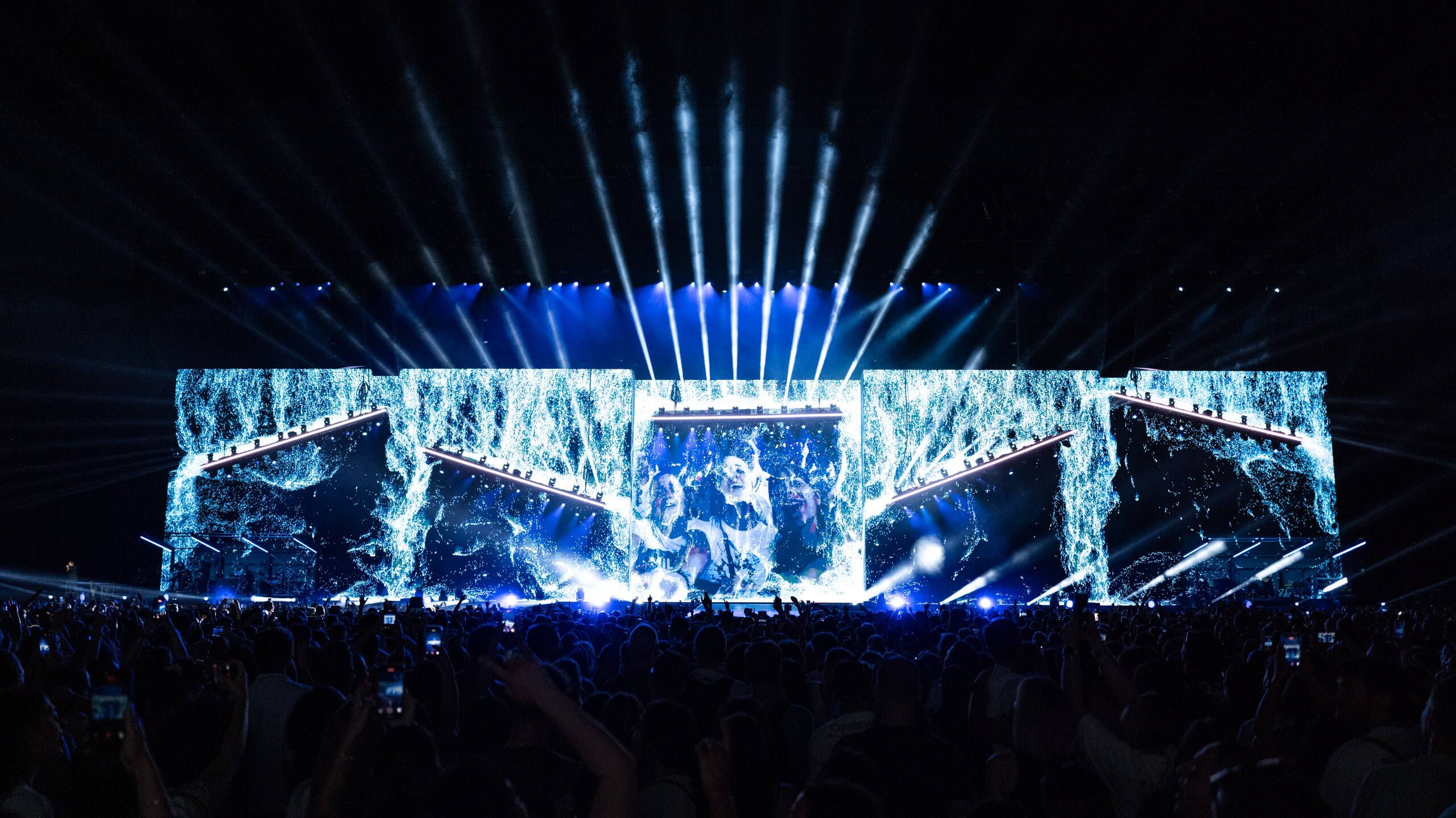Tiziano Ferro stadium tour visuals by Comix