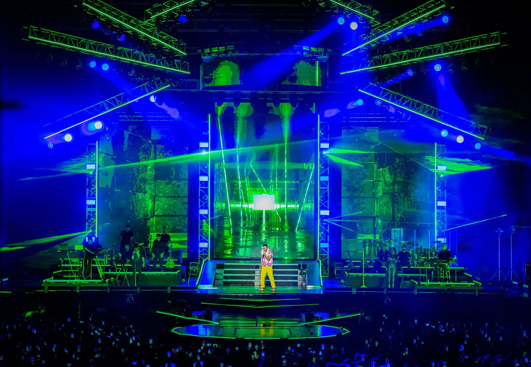 Romeo Santos tour stage visuals by Comix