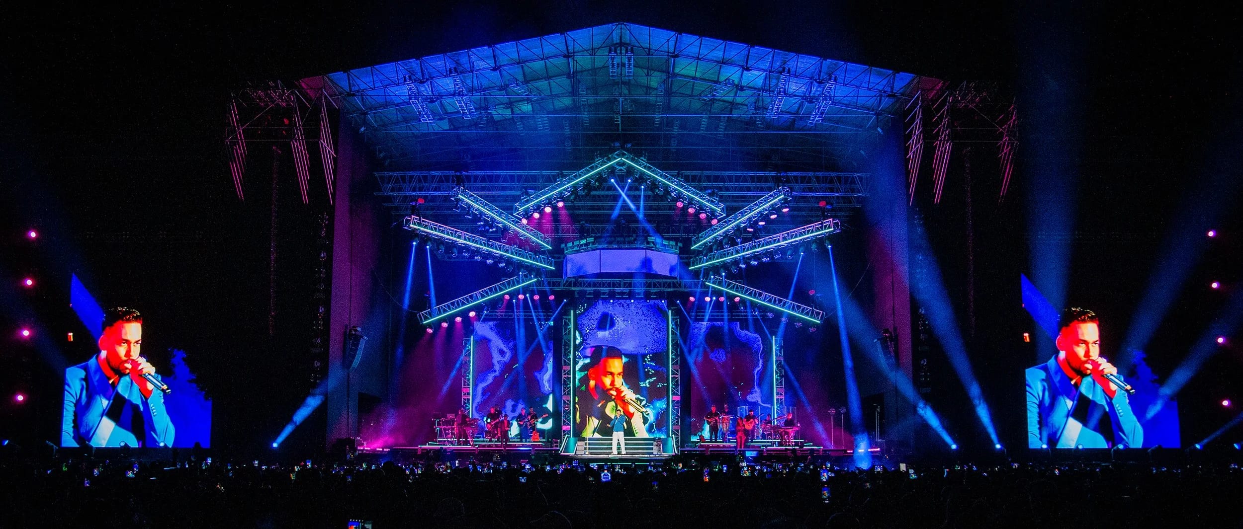 Romeo Santos tour stage visuals by Comix